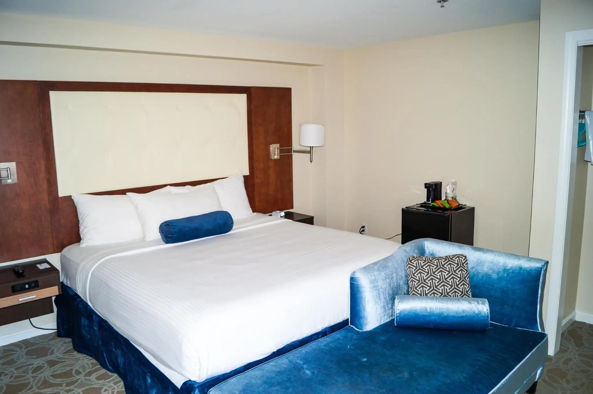 Bedroom, Bed in Aqua Blue Hotel