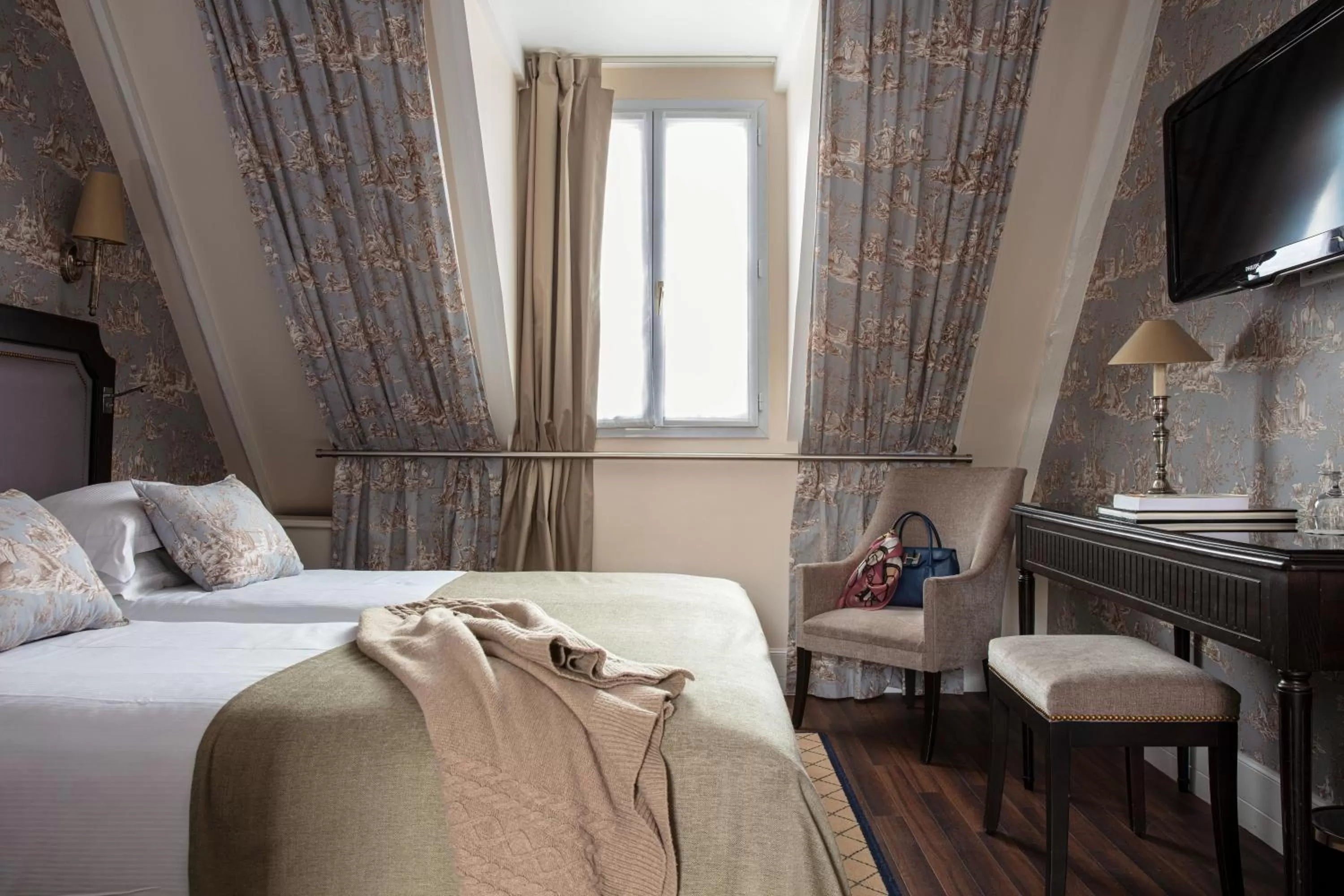 Photo of the whole room, Bed in Hôtel Serotel Lutèce