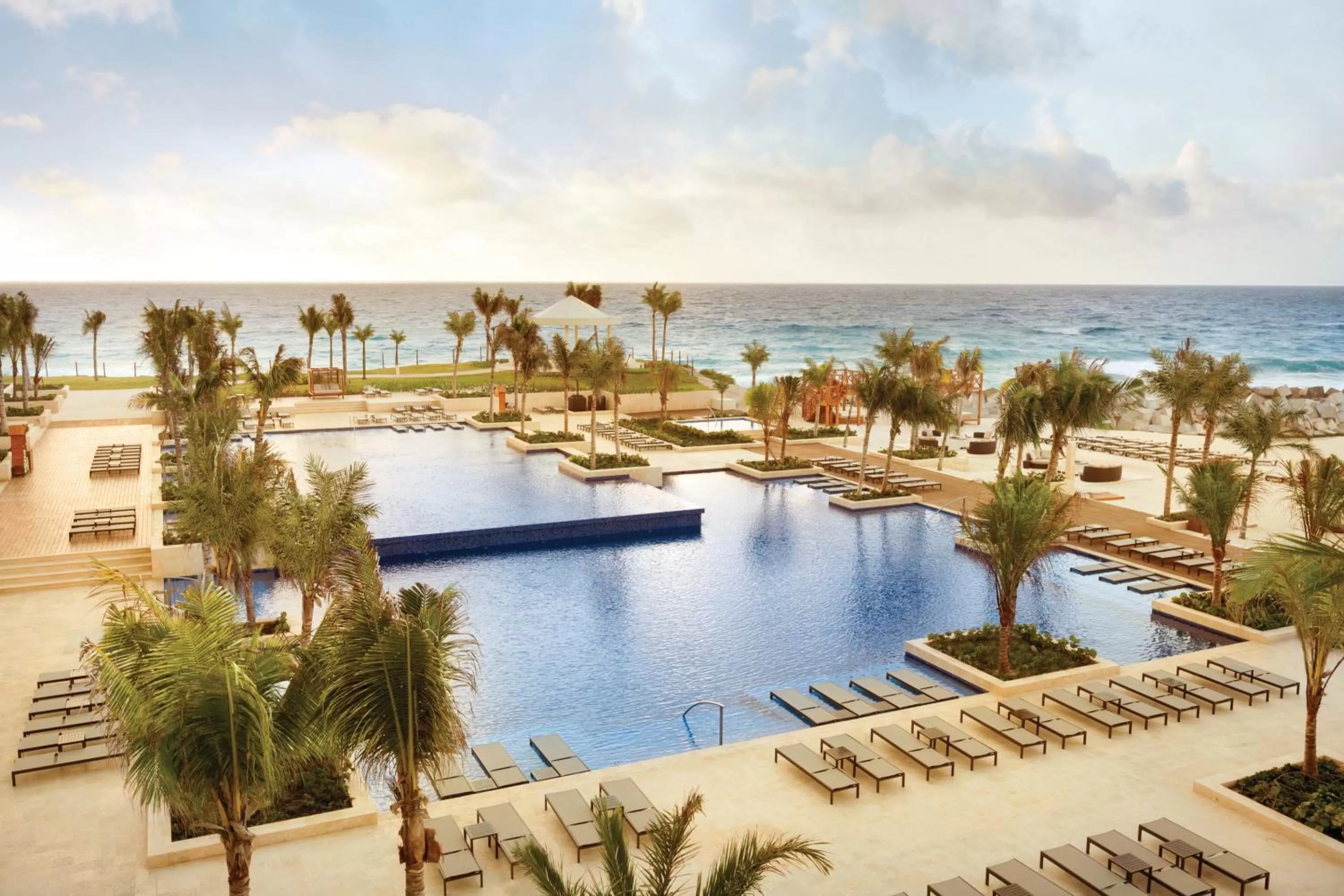 Swimming pool in Hyatt Ziva Cancun All-Inclusive