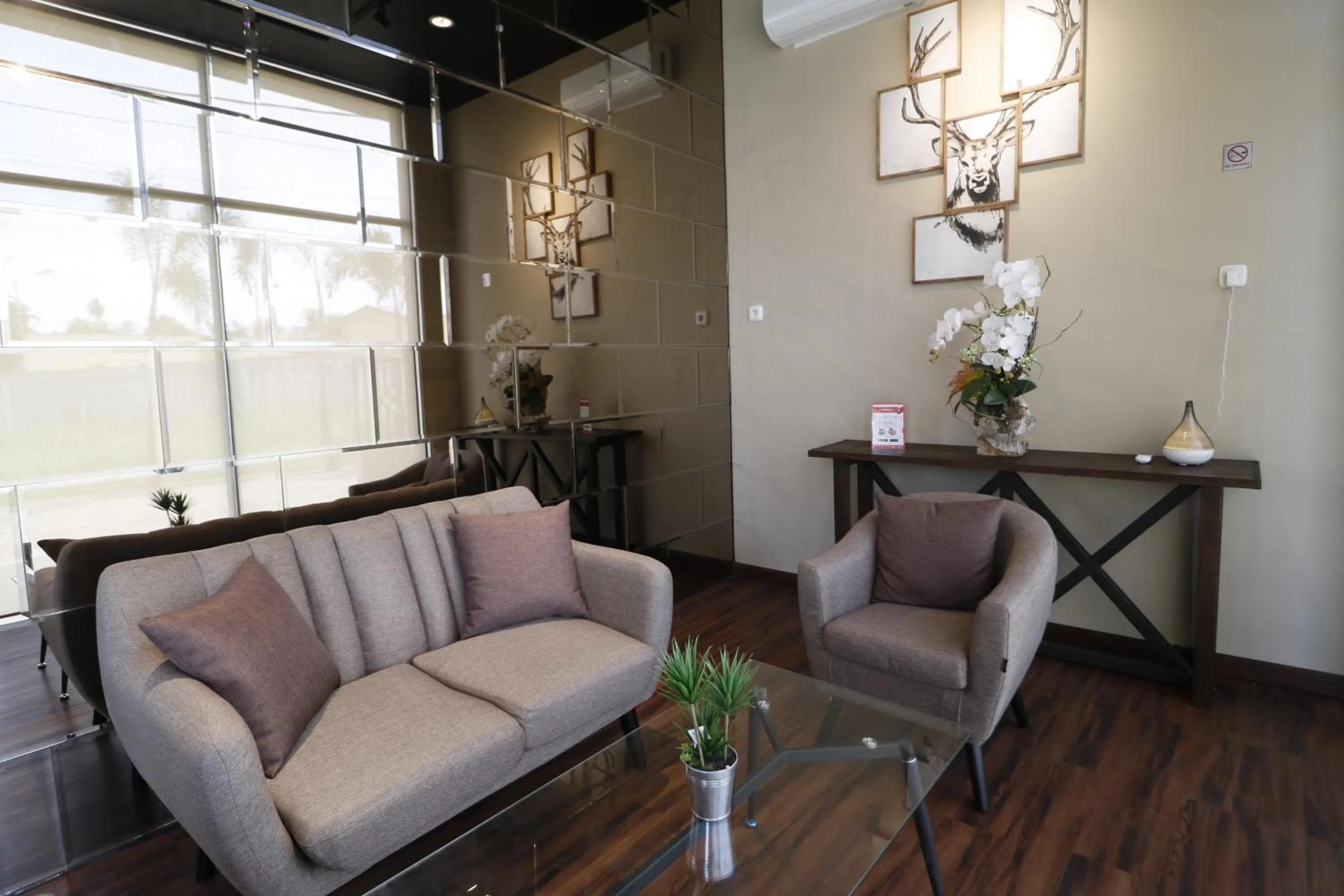 Seating area in RedDoorz Plus near Universitas Sumatera Utara