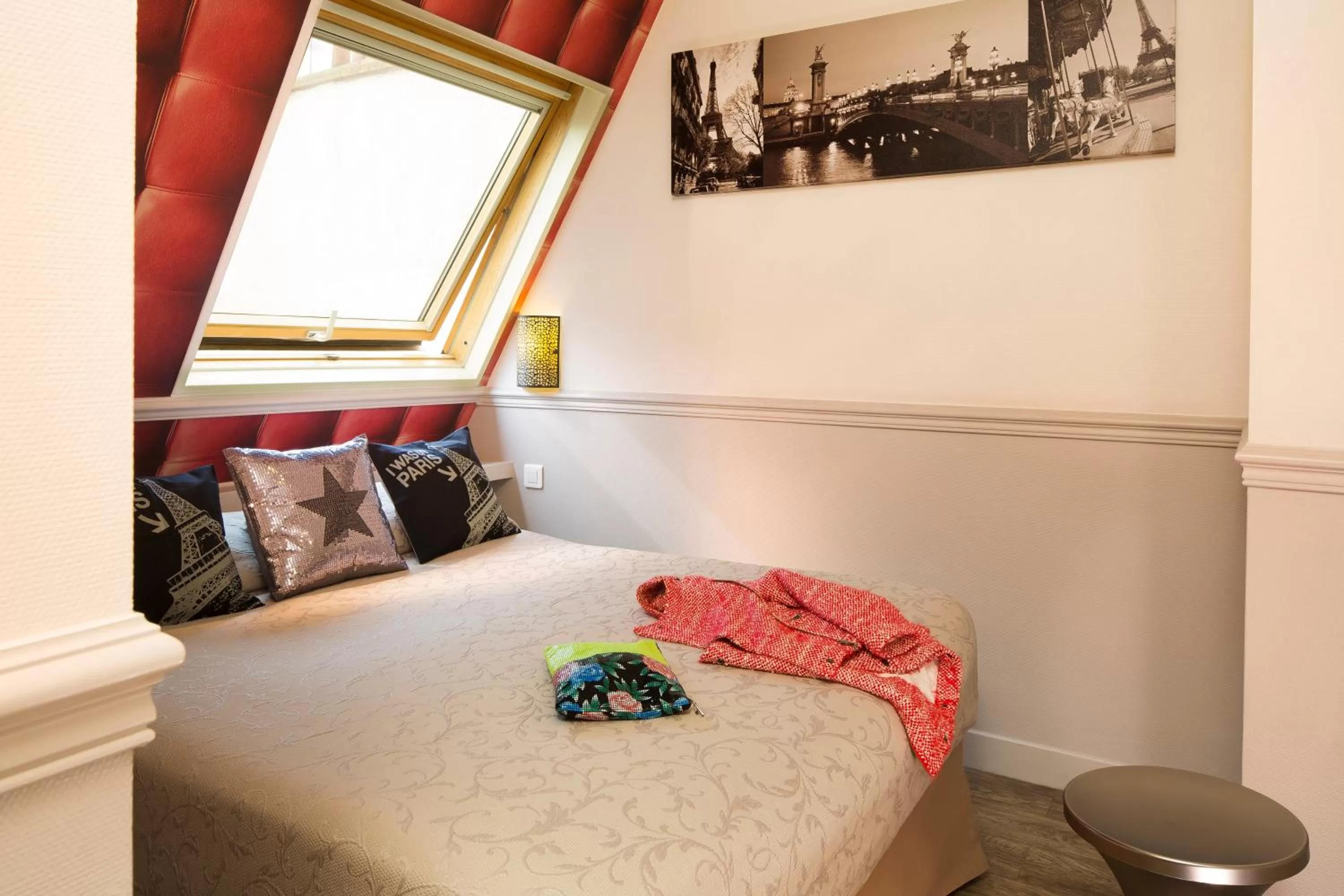 Bedroom, Bed in Hotel De La Cite Rougemont