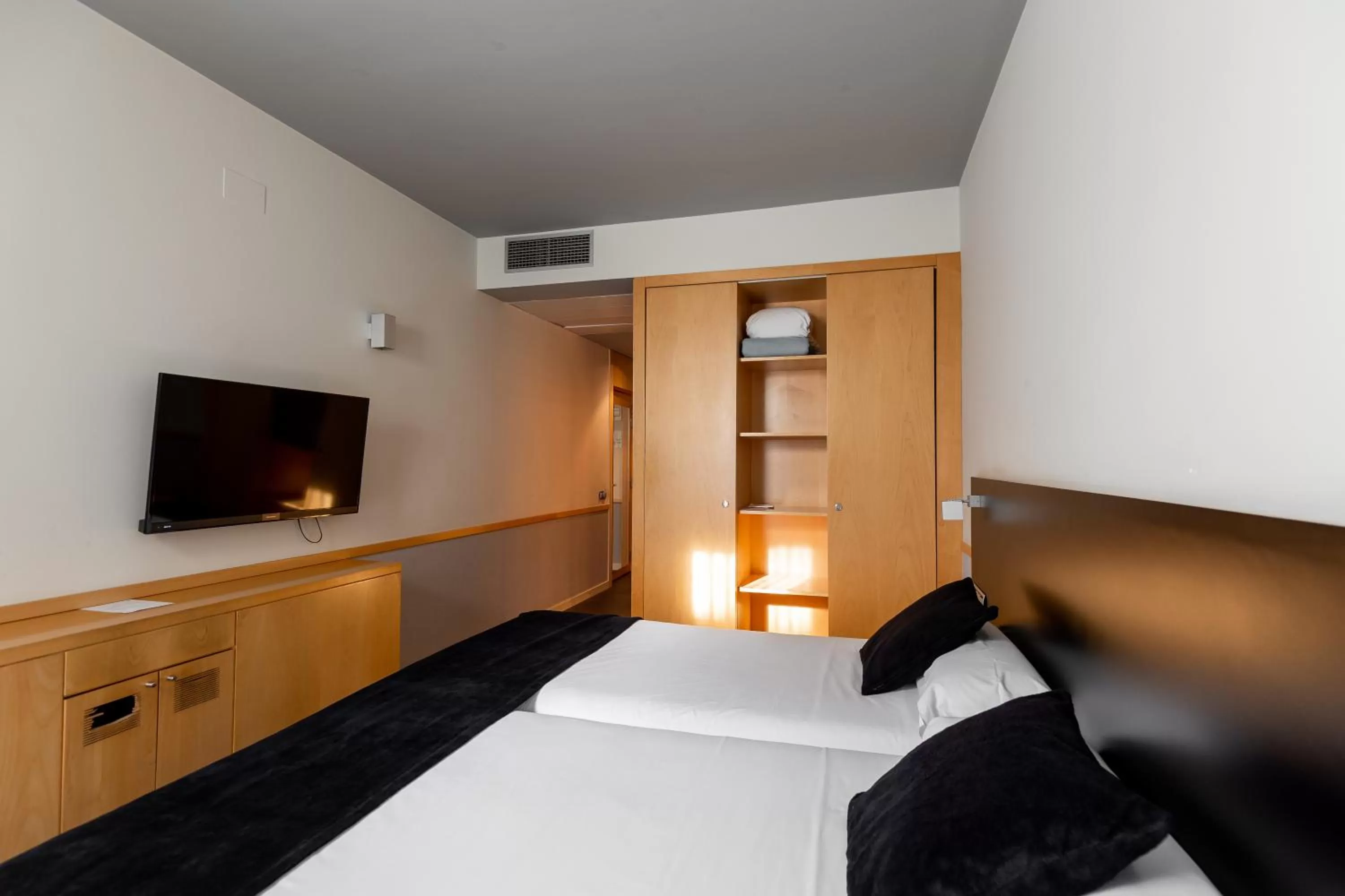 Photo of the whole room, Bed in Onix Liceo