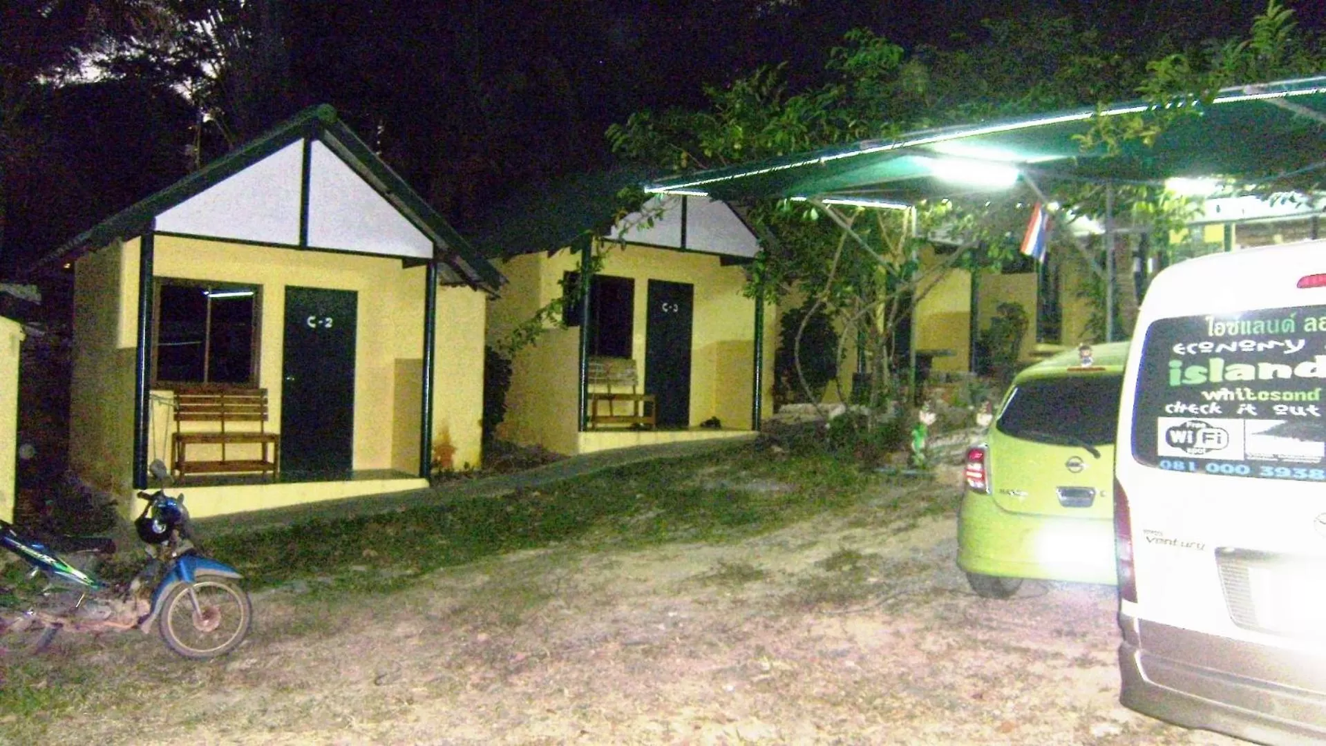 Facade/entrance in Island Lodge