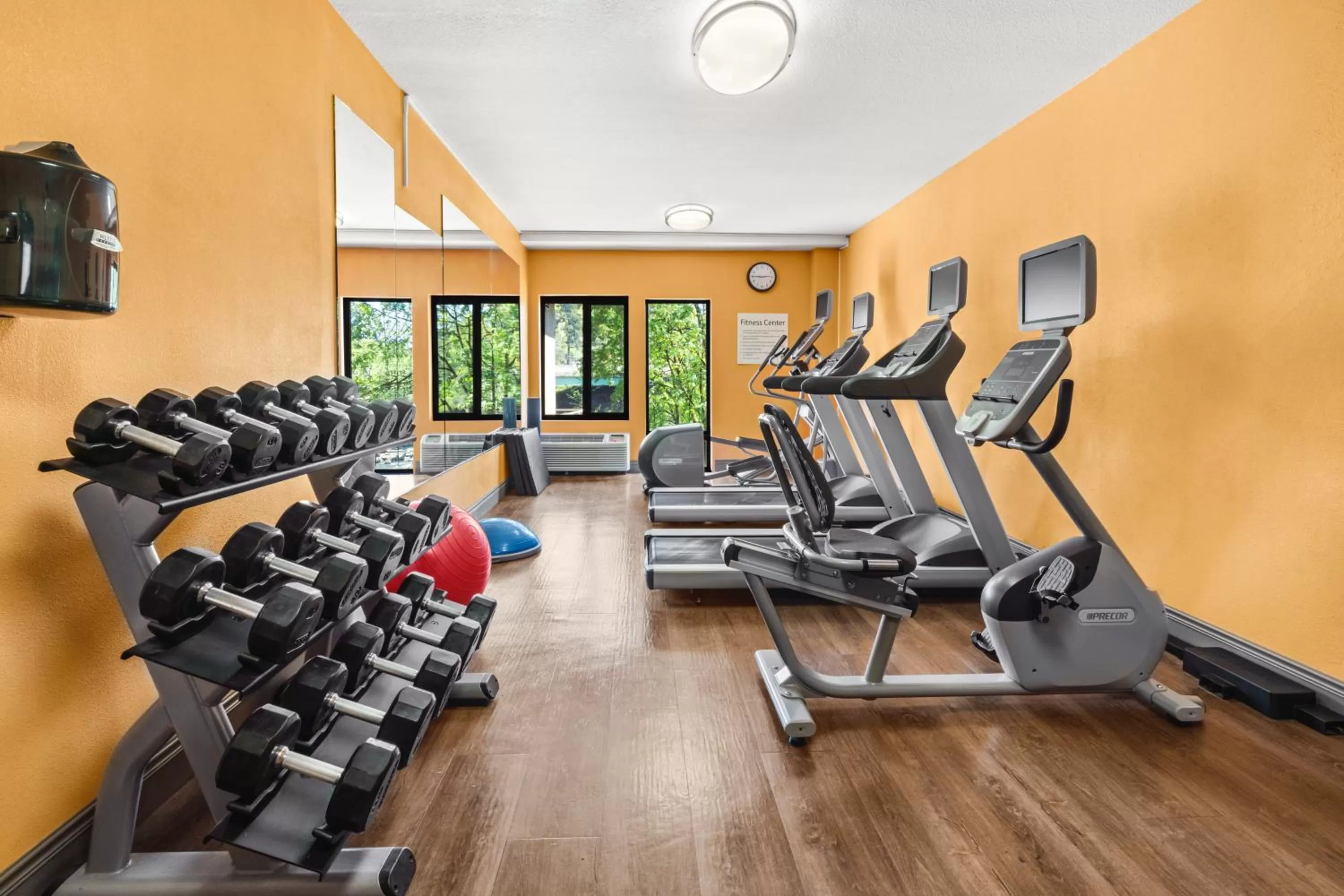 Fitness centre/facilities in Holiday Inn Express Portland SE - Clackamas Area by IHG
