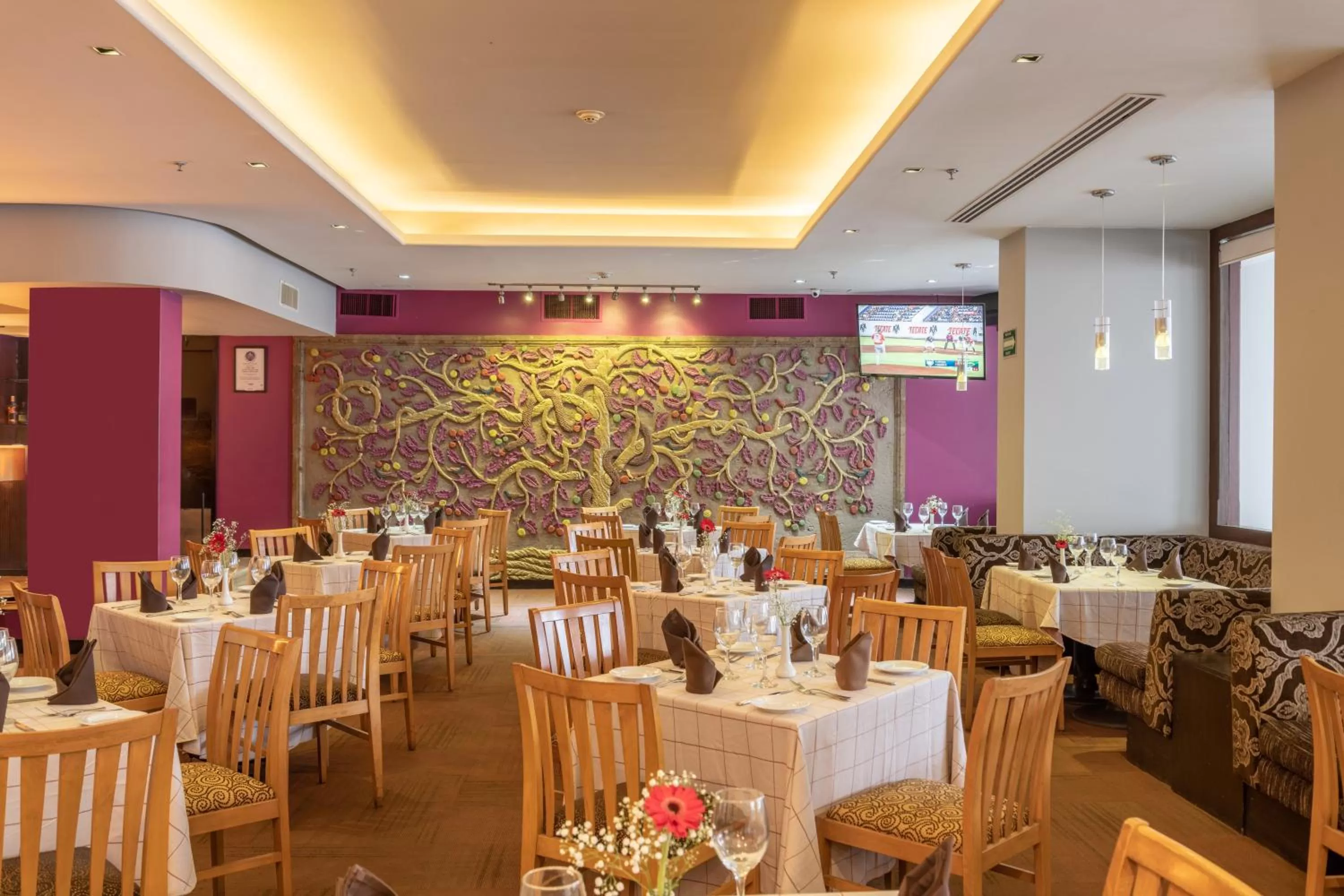 Restaurant/places to eat in Holiday Inn Guadalajara Expo Plaza del Sol by IHG