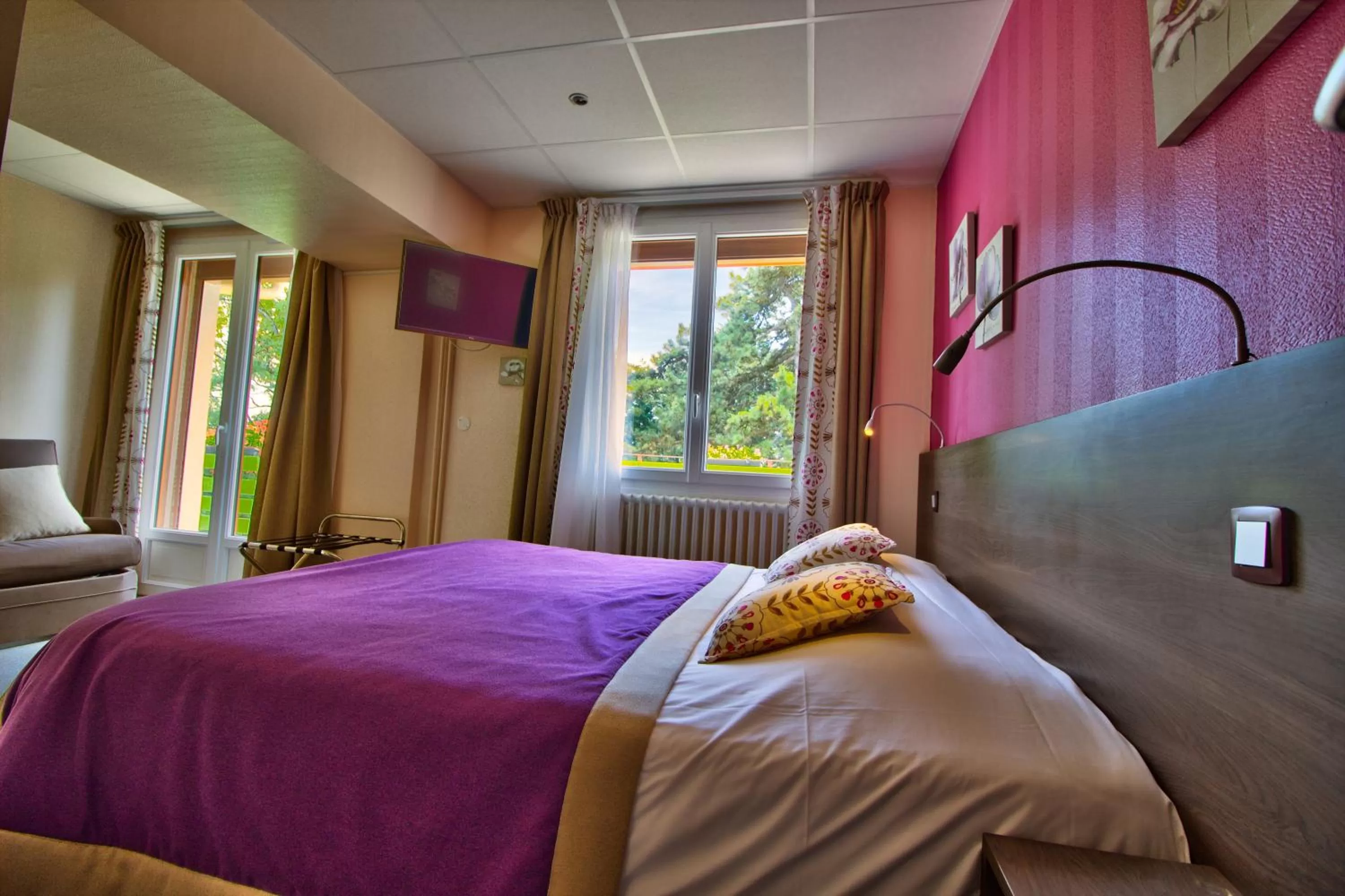 Bed in Logis Hôtel Restaurant Le Chalet du Mont Roland