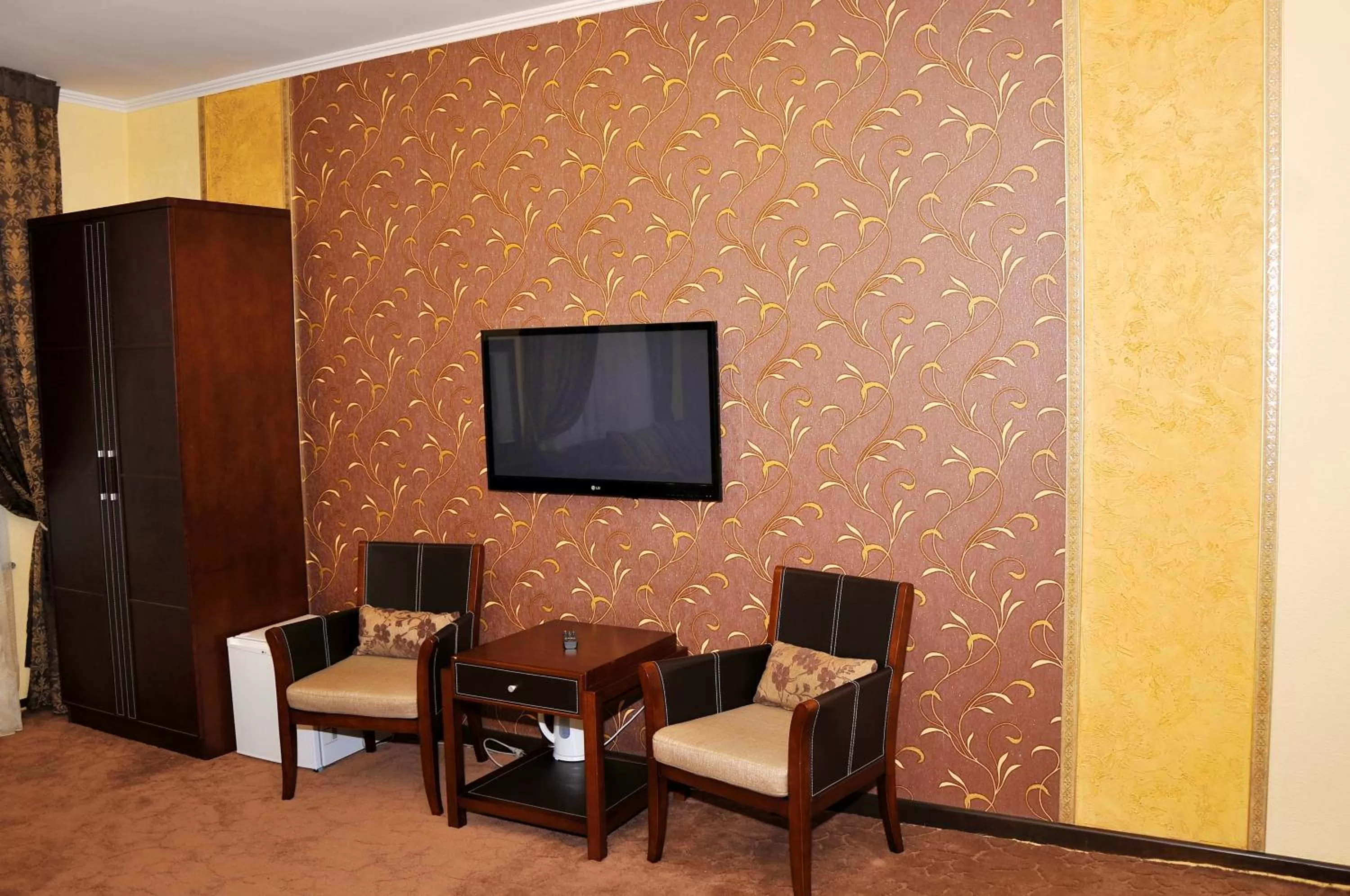 Photo of the whole room, TV/Entertainment Center in Totem Hotel