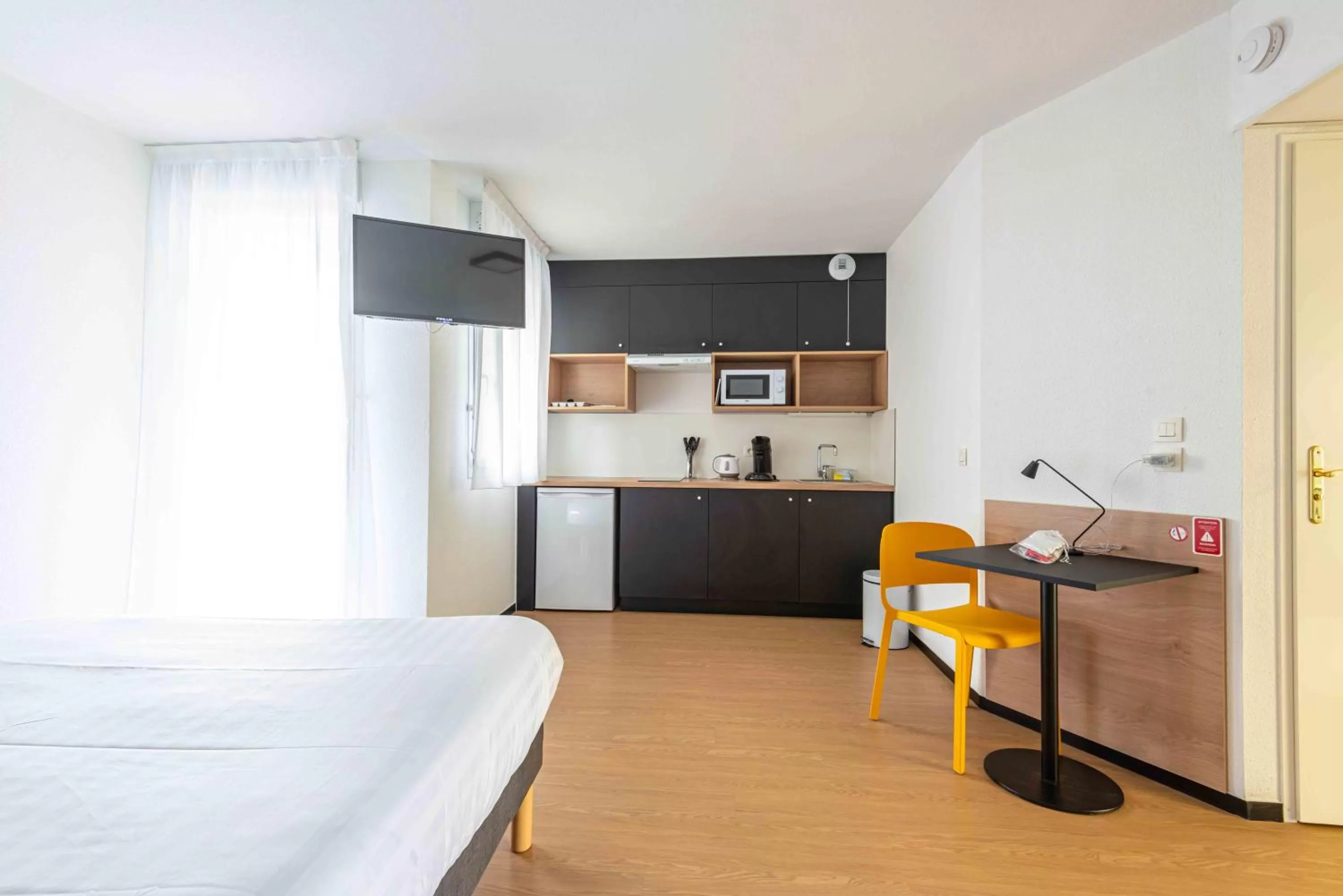 Kitchen or kitchenette, Bed in Apparthotel Le Hüb Grenoble