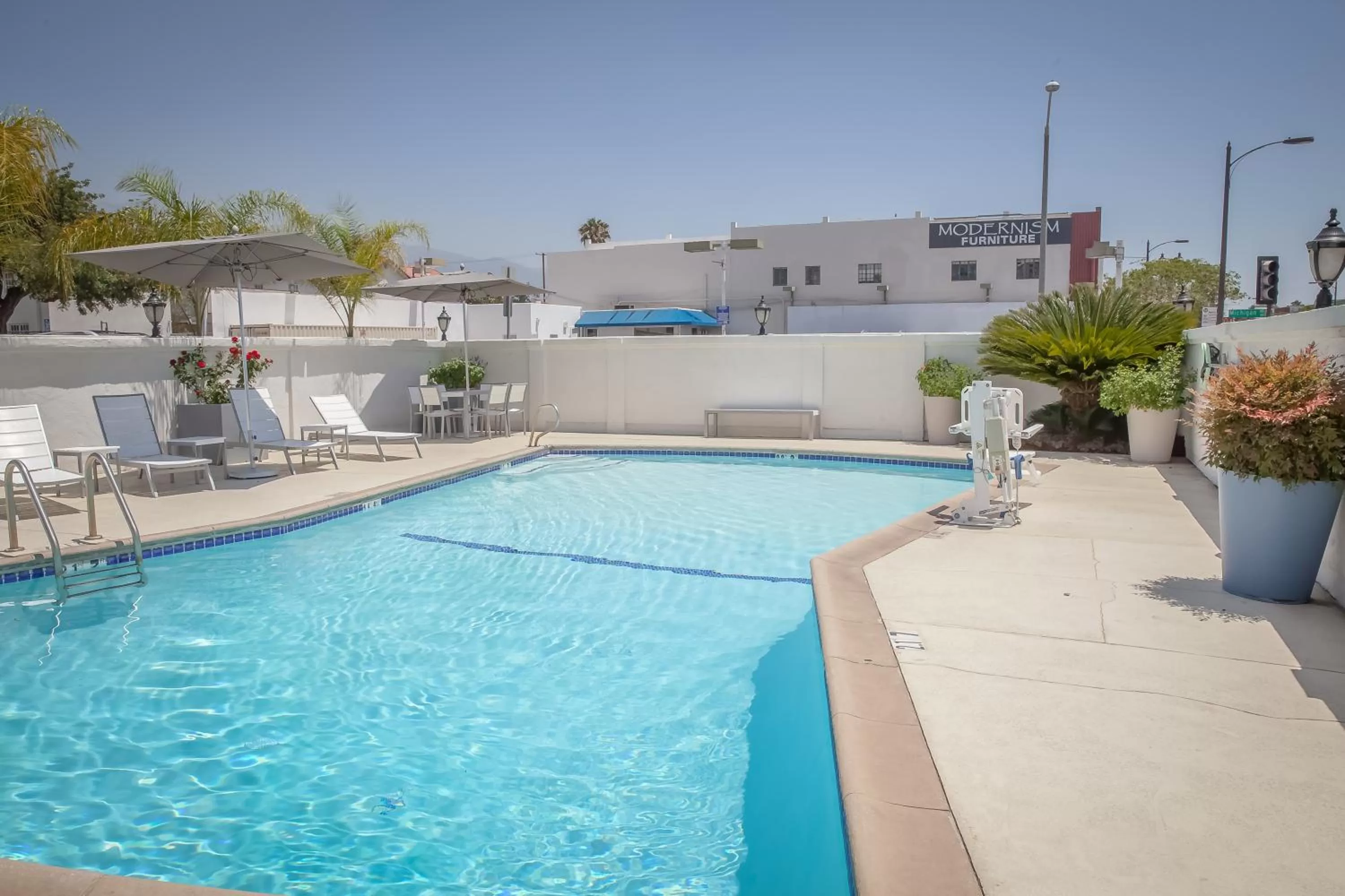 Swimming pool in Pasadena Rose & Crown Hotel