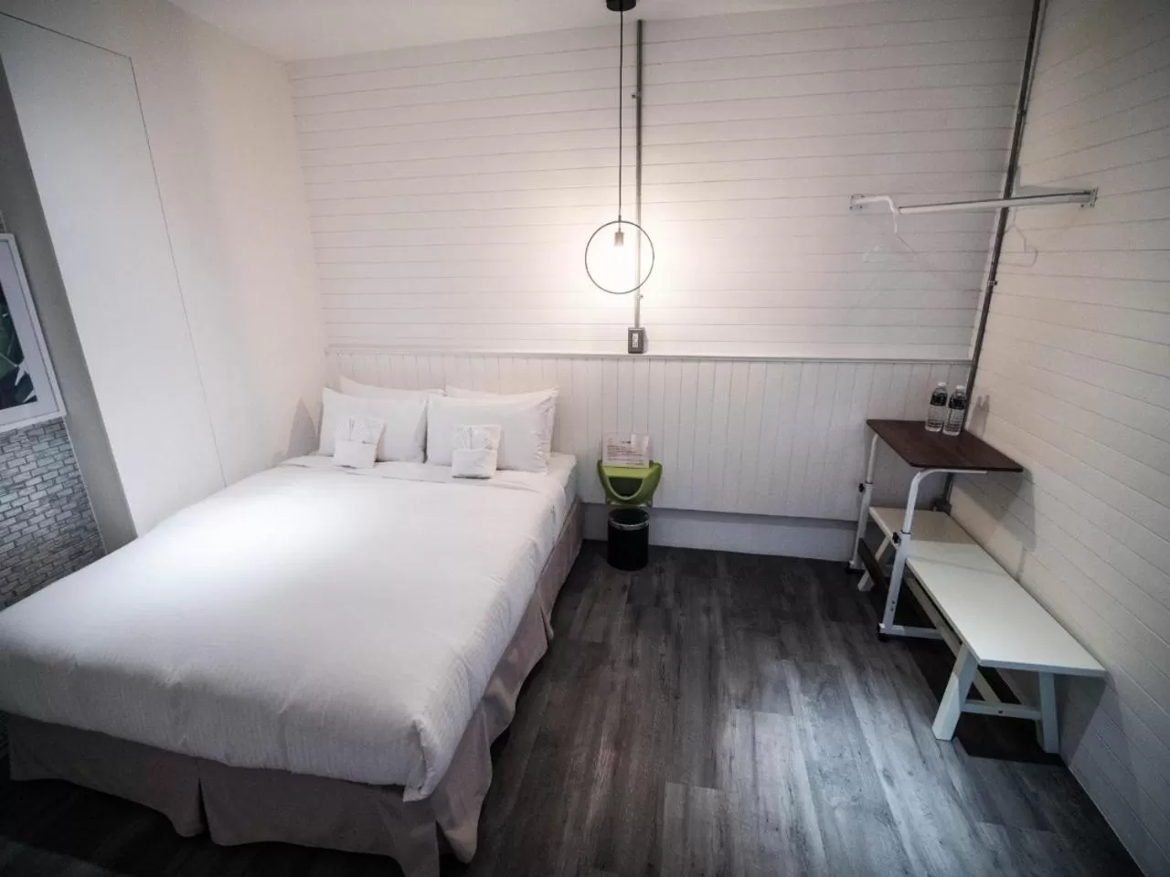 Photo of the whole room, Bed in King Wow Inn