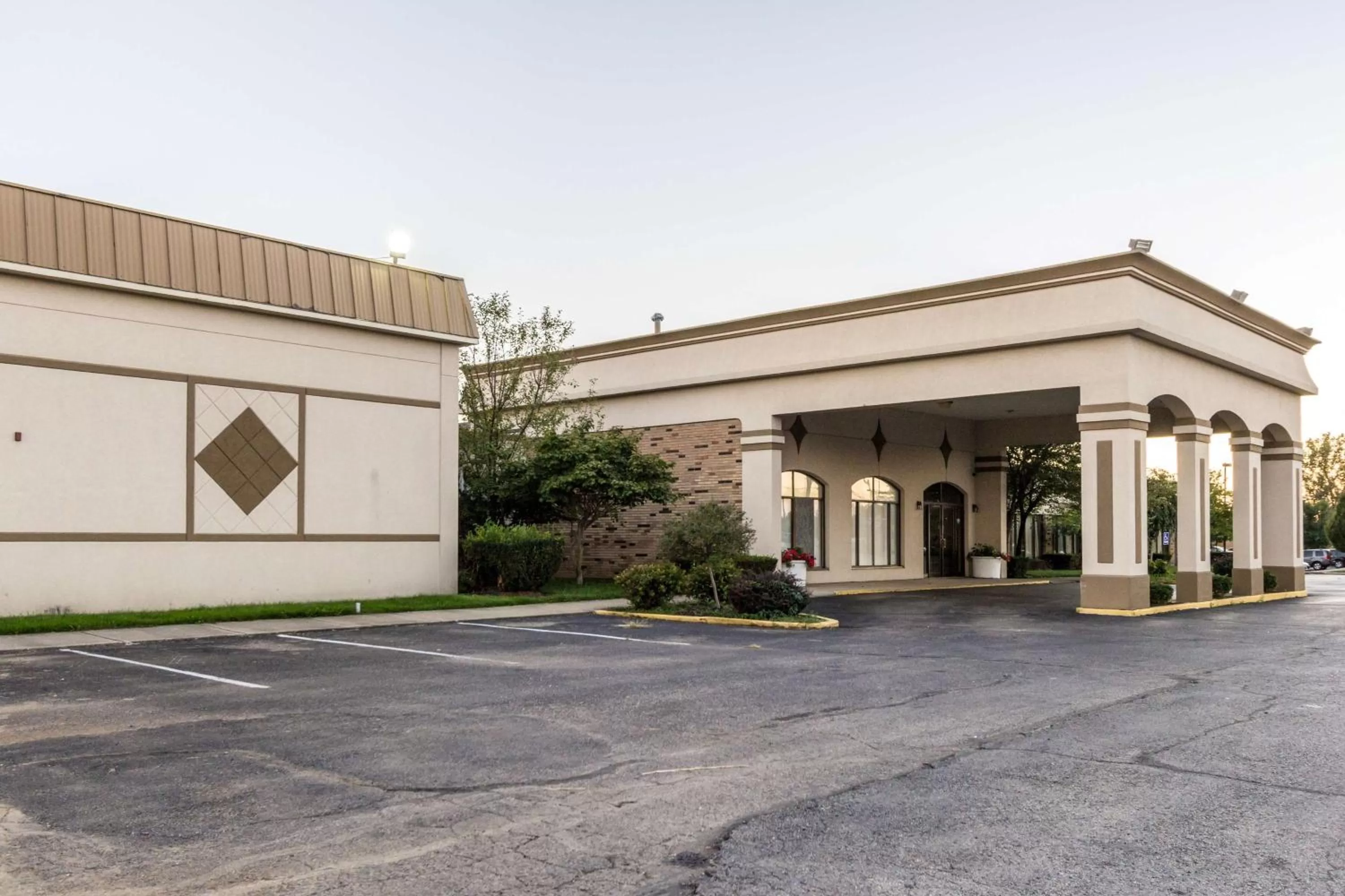 Property building in Motel 6-Springfield, OH