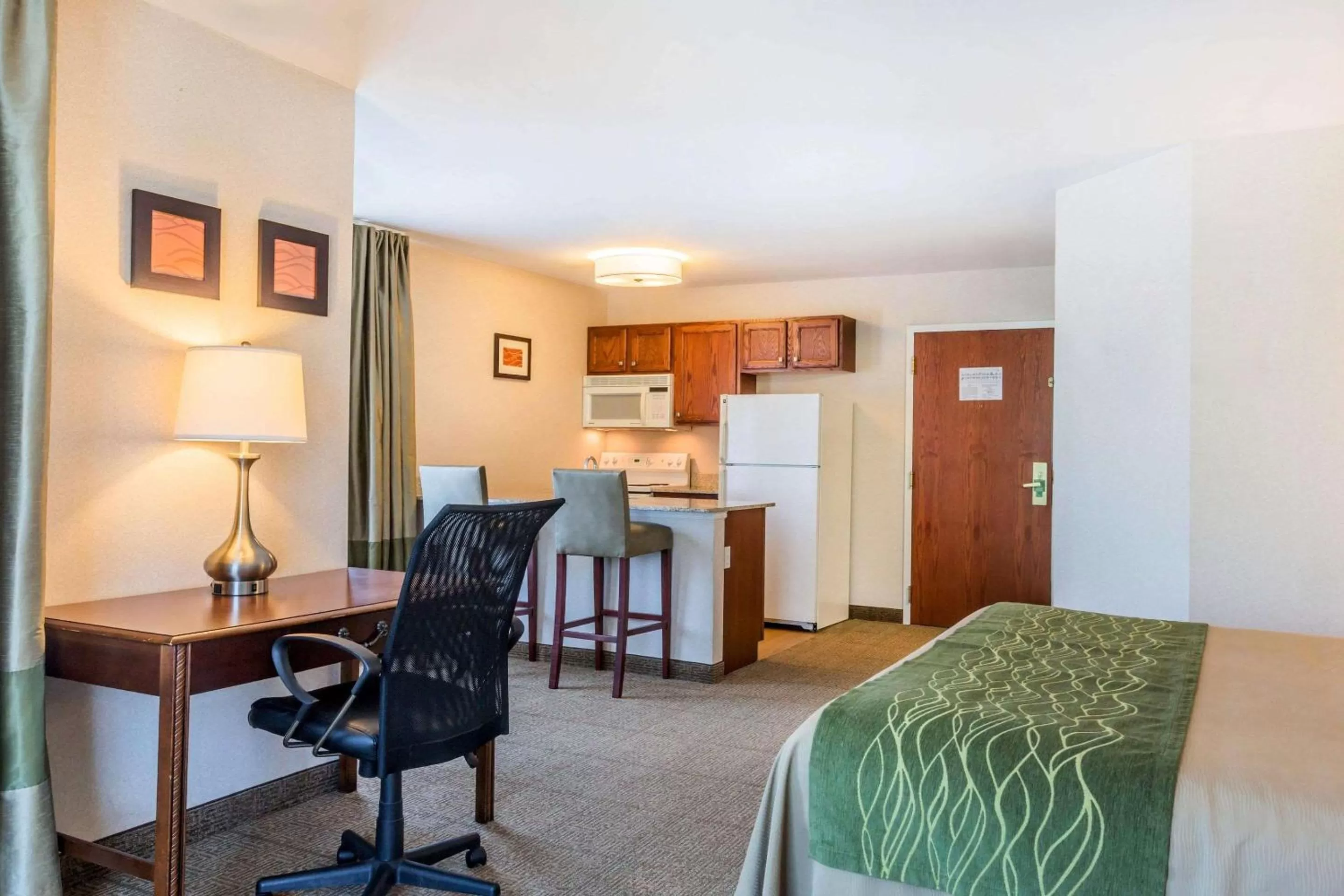 Photo of the whole room, Bed in Comfort Inn & Suites South Burlington near University