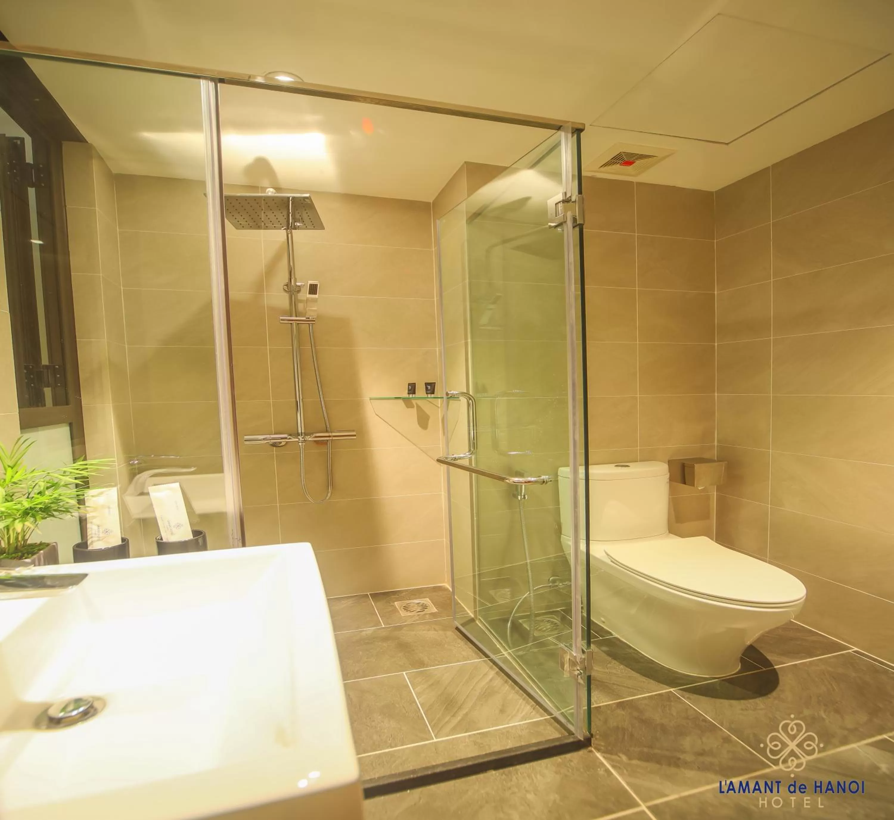 Bathroom in L'amant de Hanoi Hotel - khách sạn Lamant de Hà Nội