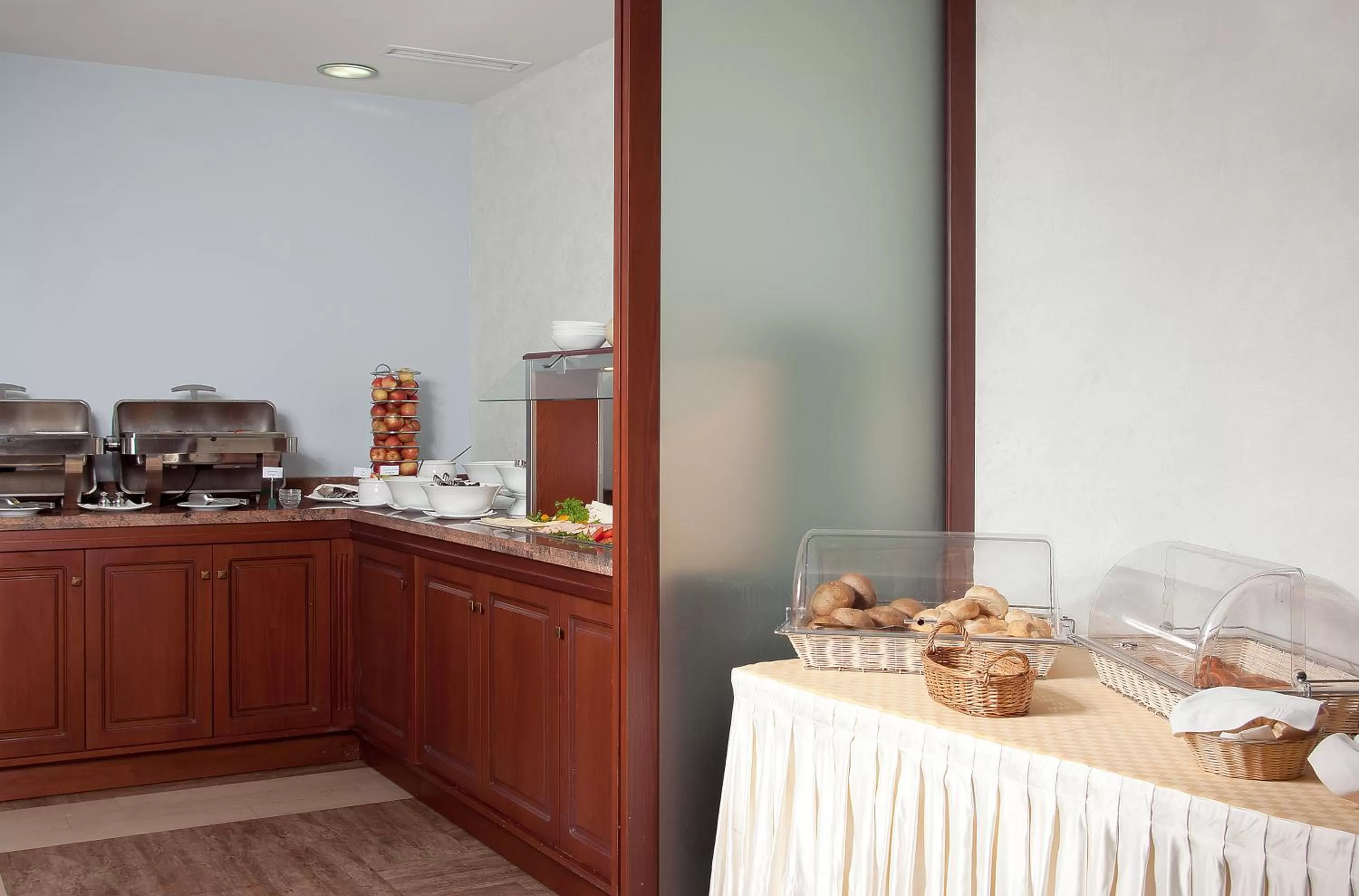 Restaurant/places to eat in Budapest Hotel - Free Parking