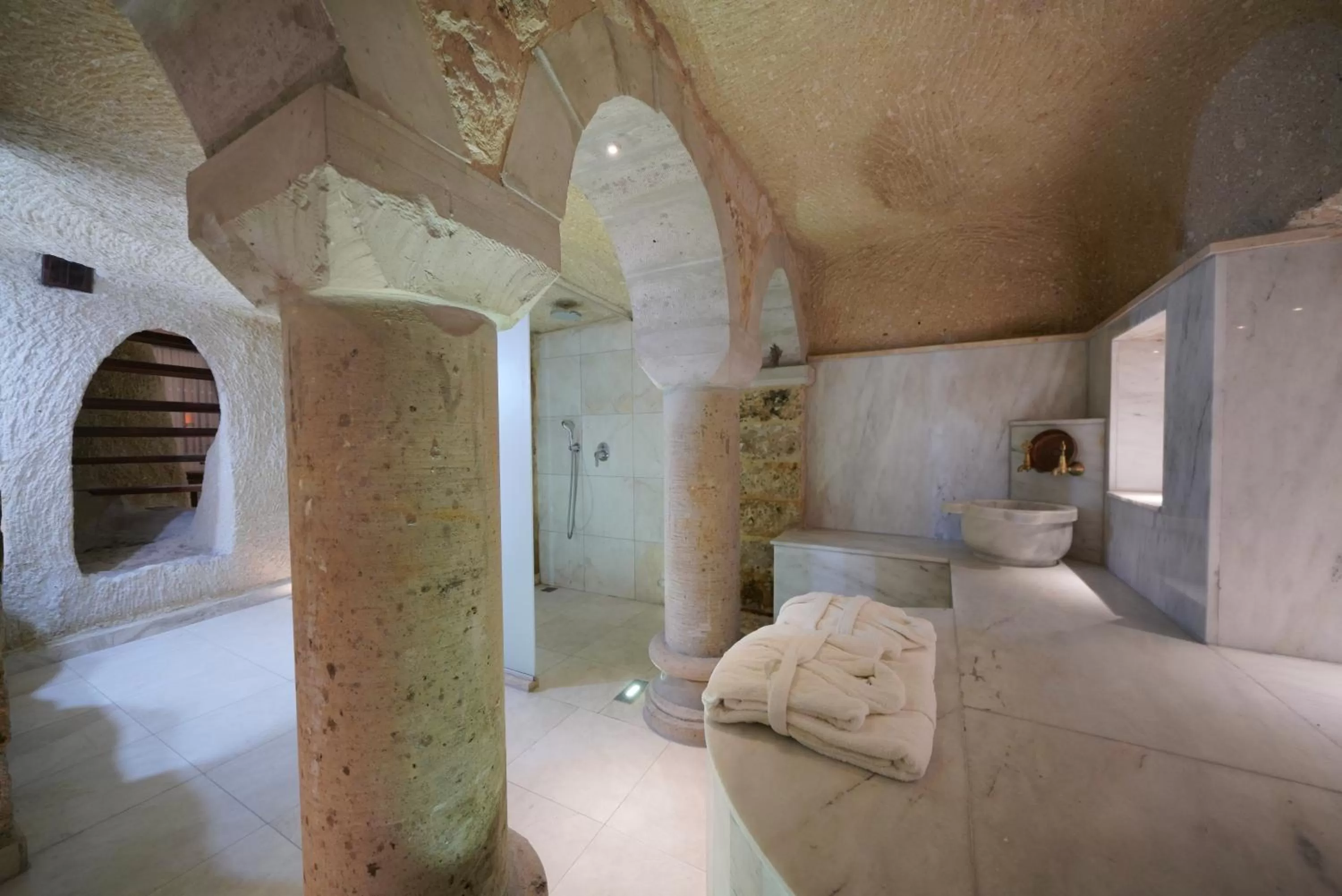Public Bath, Bed in Shoestring Cave House