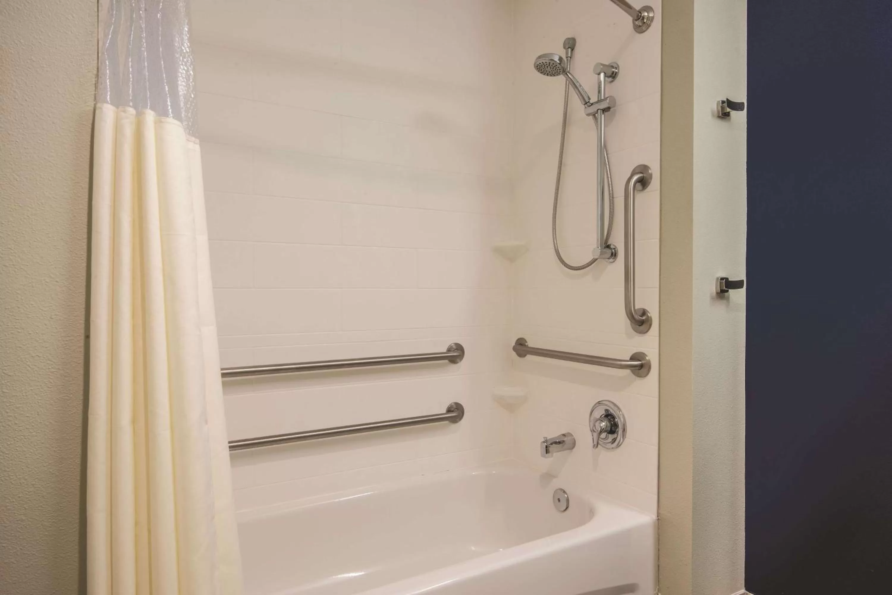 Photo of the whole room in La Quinta by Wyndham Kingman