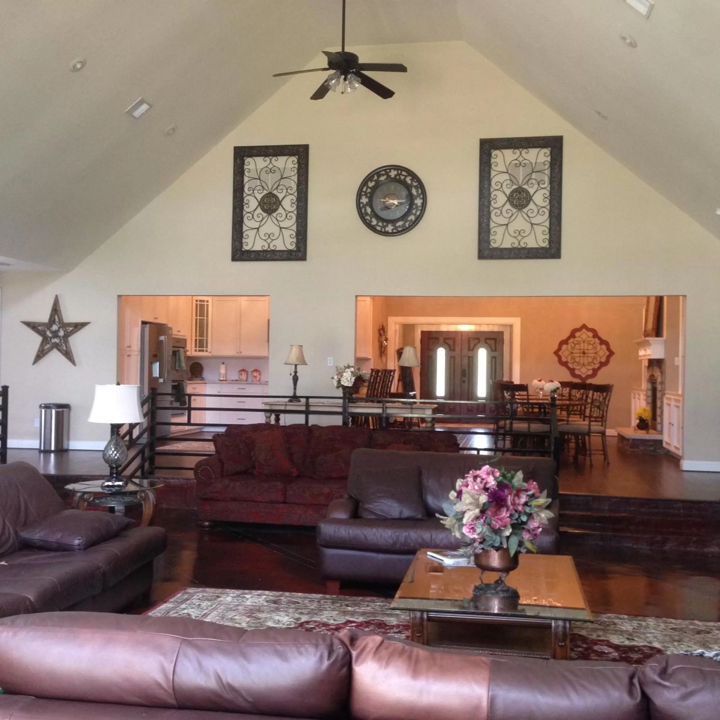 Communal lounge/ TV room in Maple Creek Bed&Breakfast