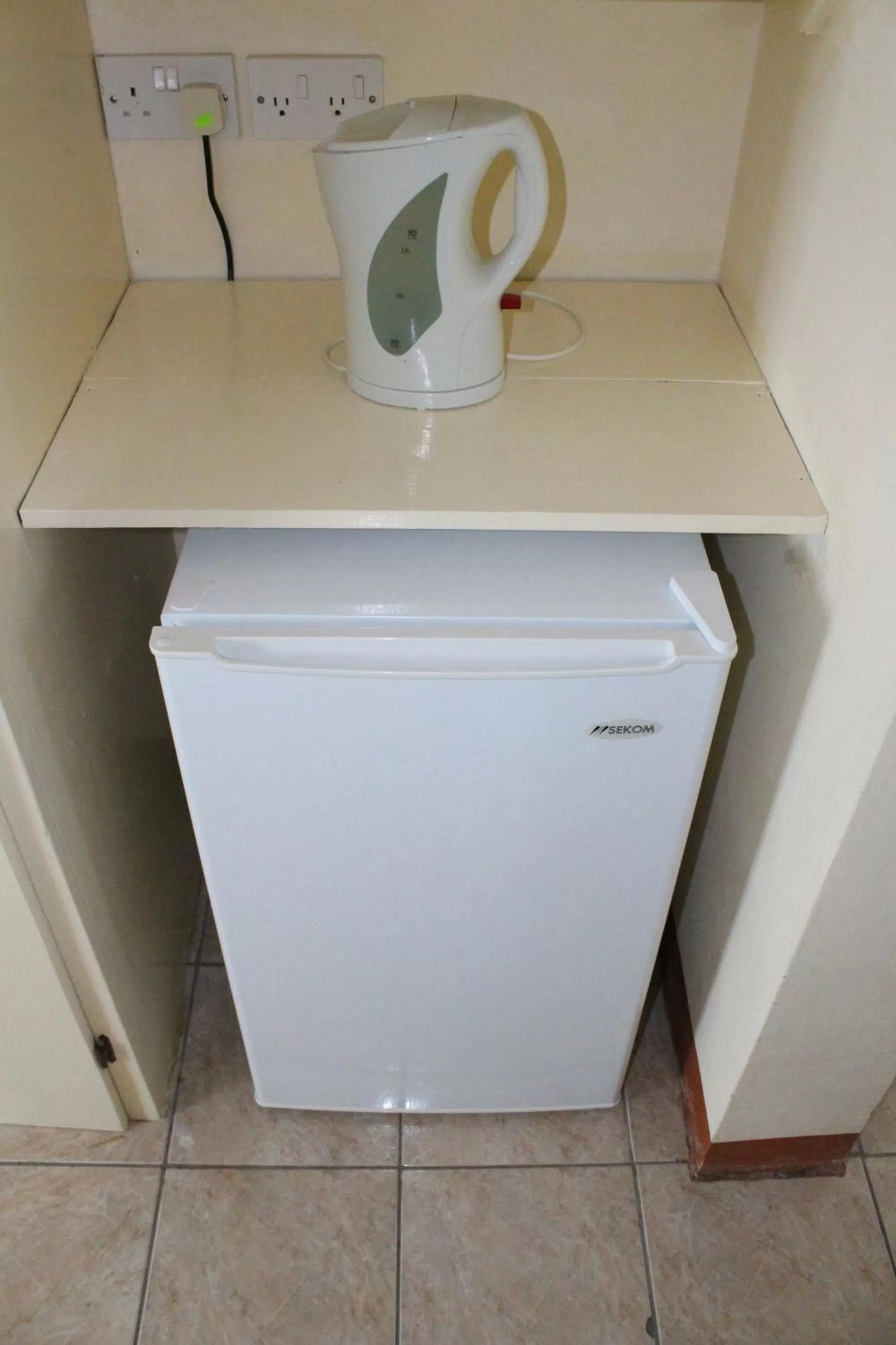 Coffee/tea facilities, Kitchen/Kitchenette in The Relax Inn