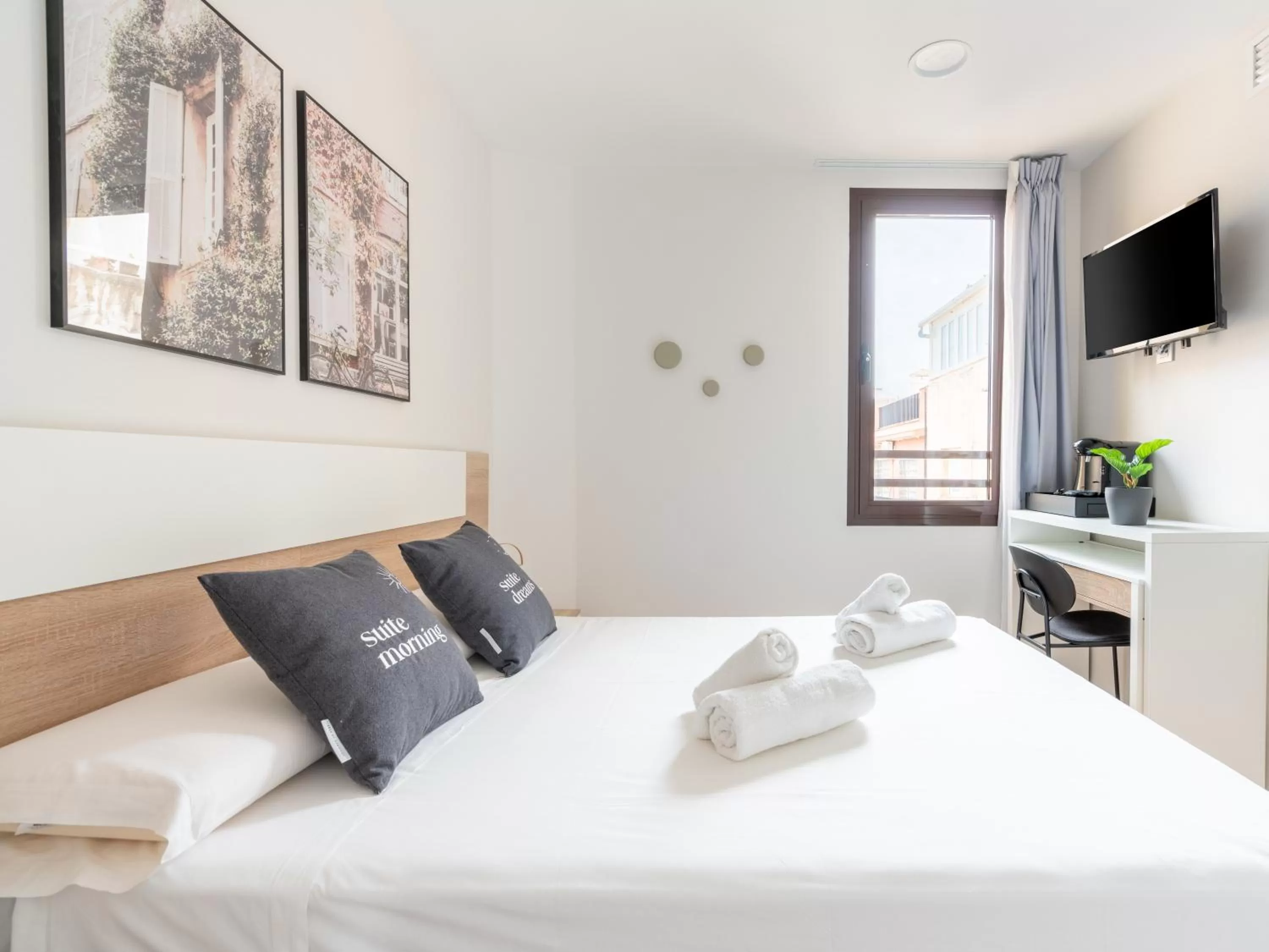 Bed in Limehome Barcelona Carrer de Fontcoberta - Digital Access