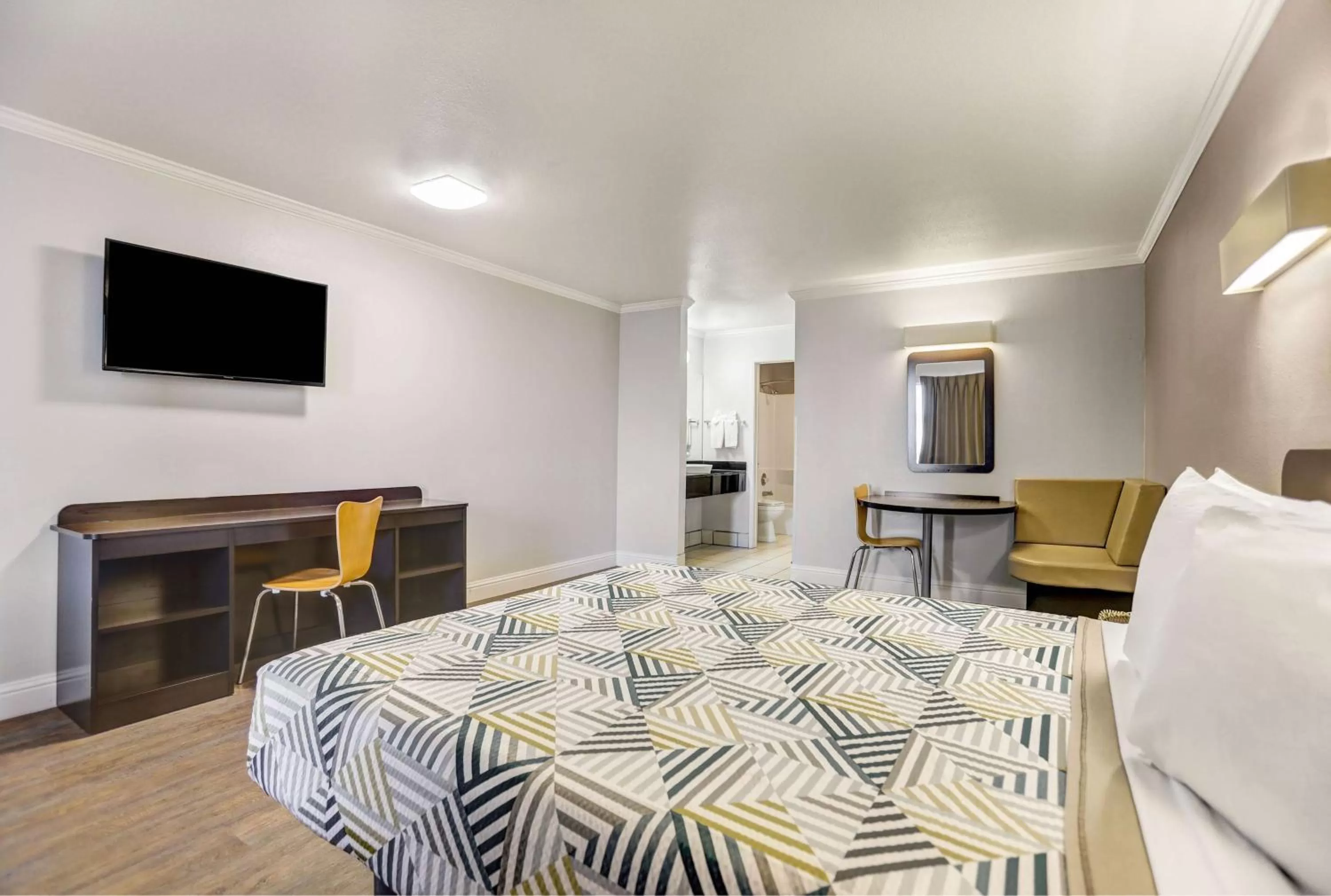 TV and multimedia, Bed in Motel 6-Lodi, CA