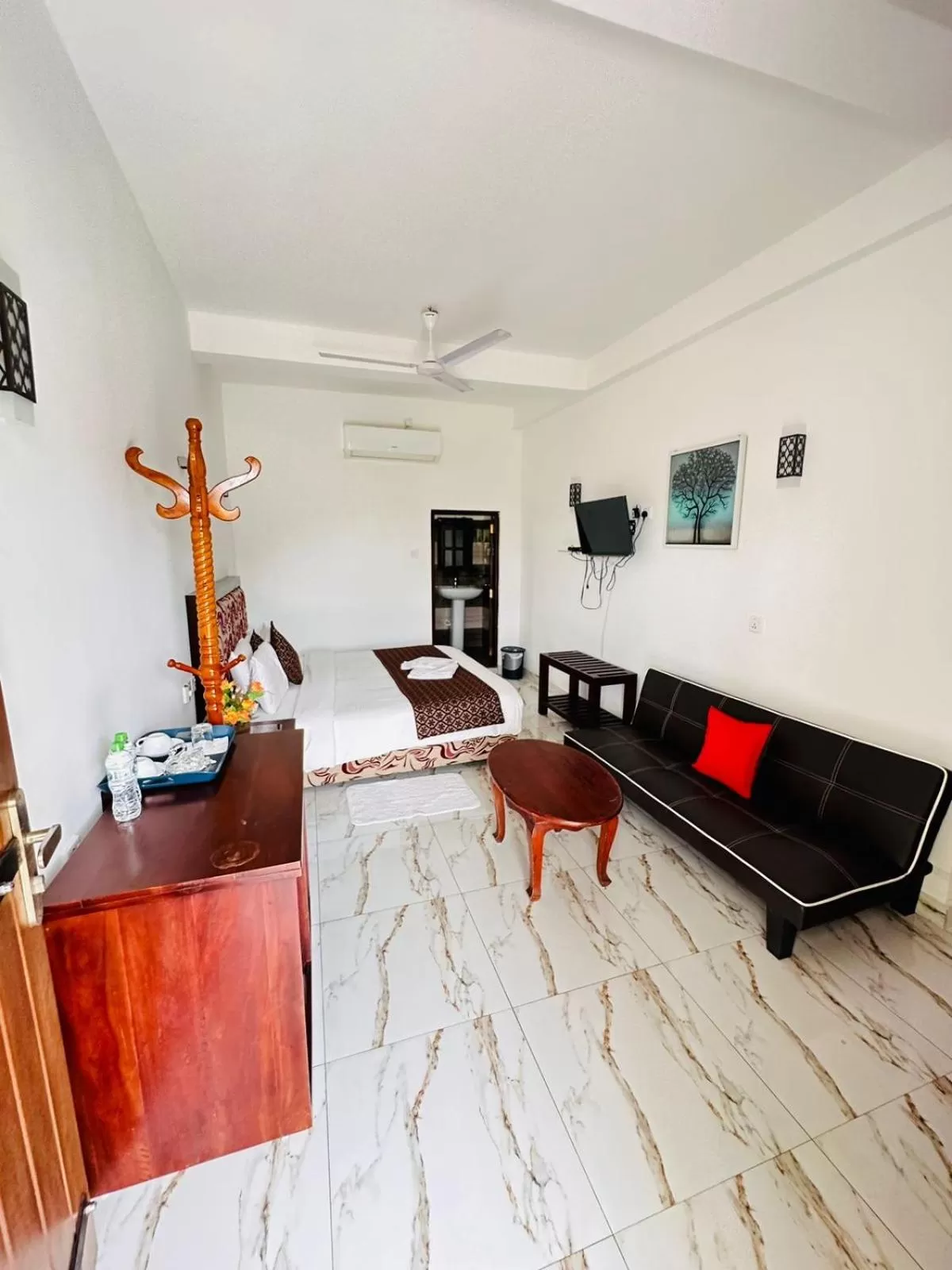 TV and multimedia in Otha Shy Airport Transit Hotel