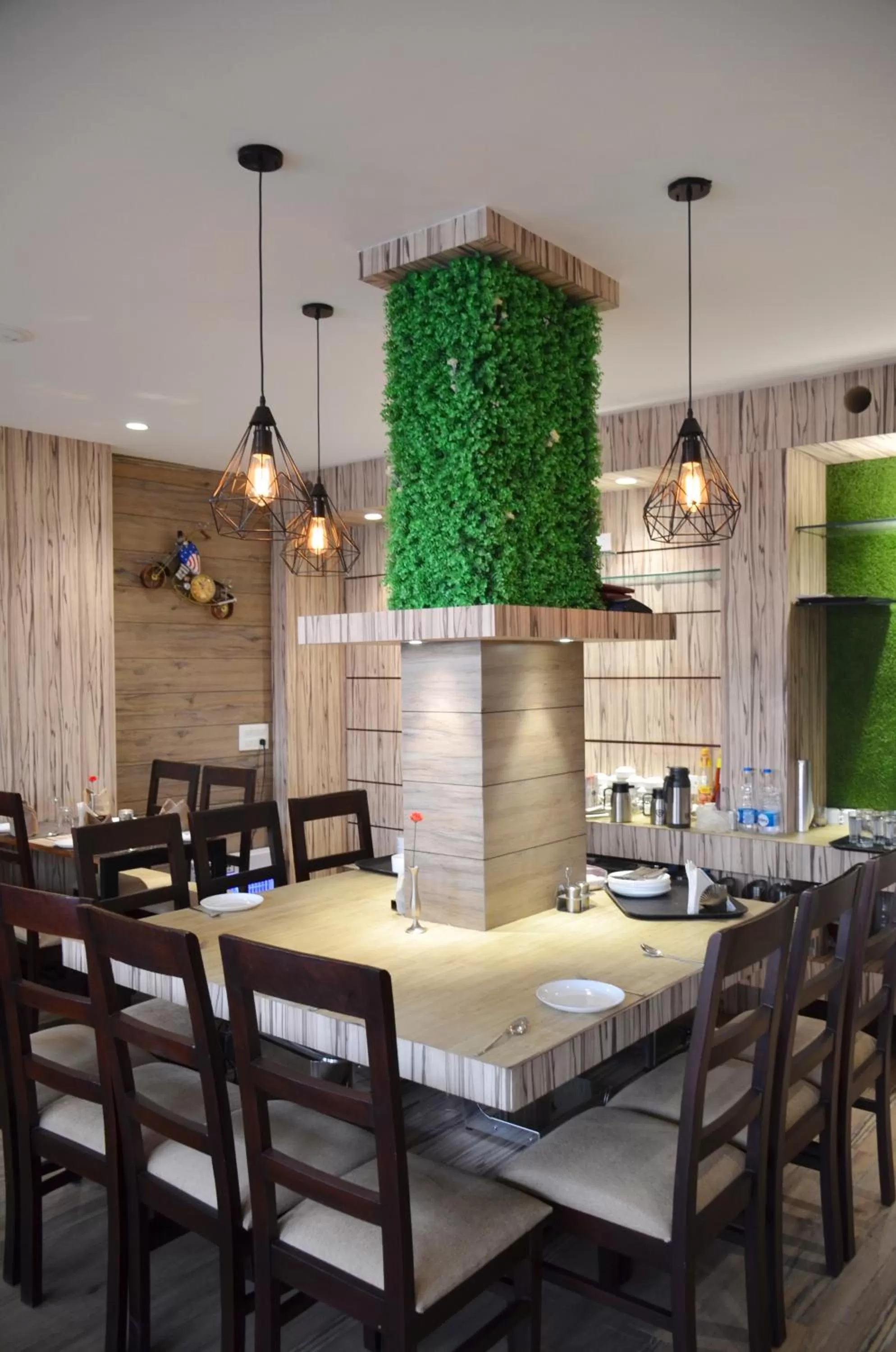 Restaurant/places to eat in Hotel Radiance