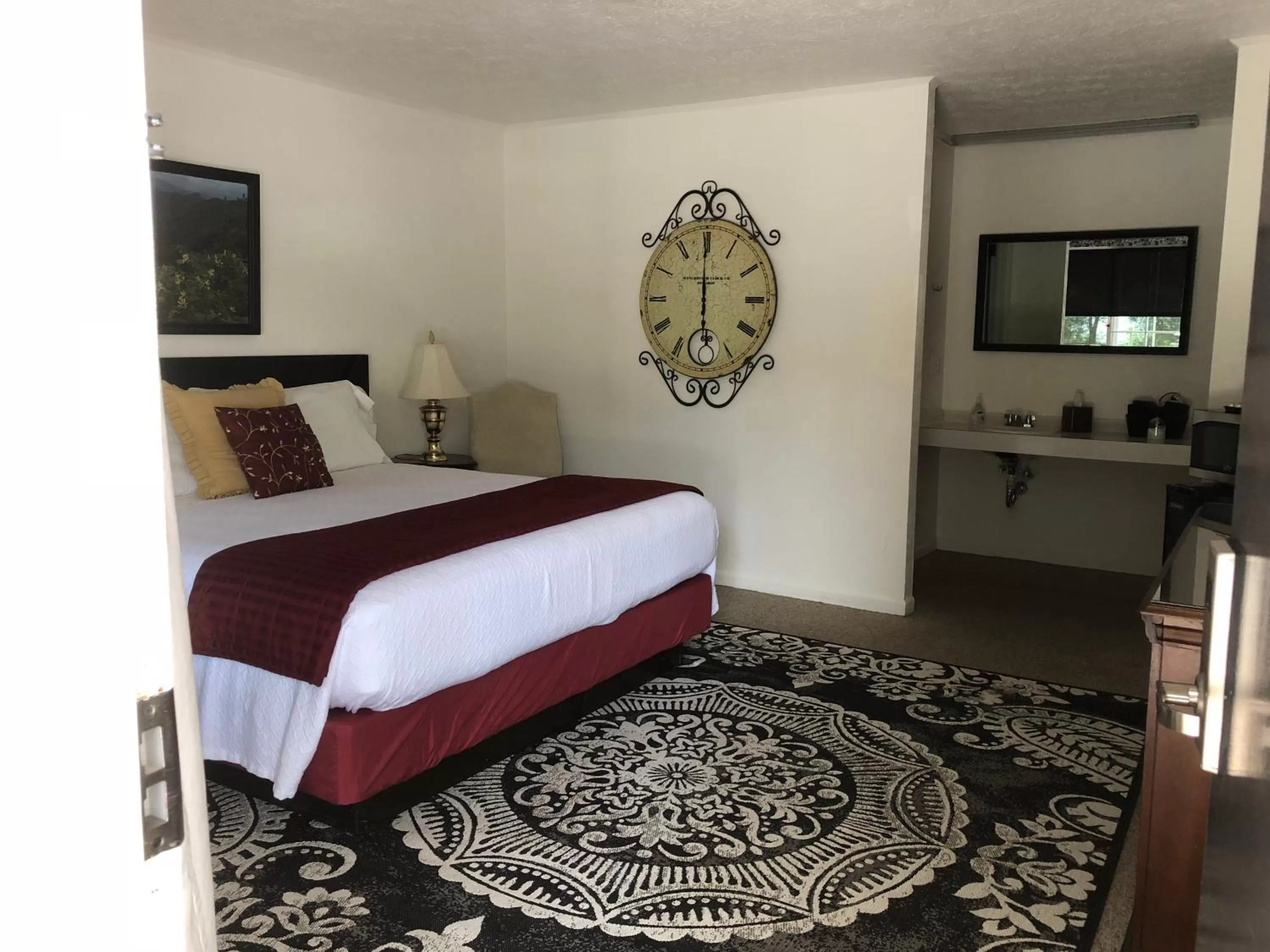 Photo of the whole room, Bed in Cardinal Inn