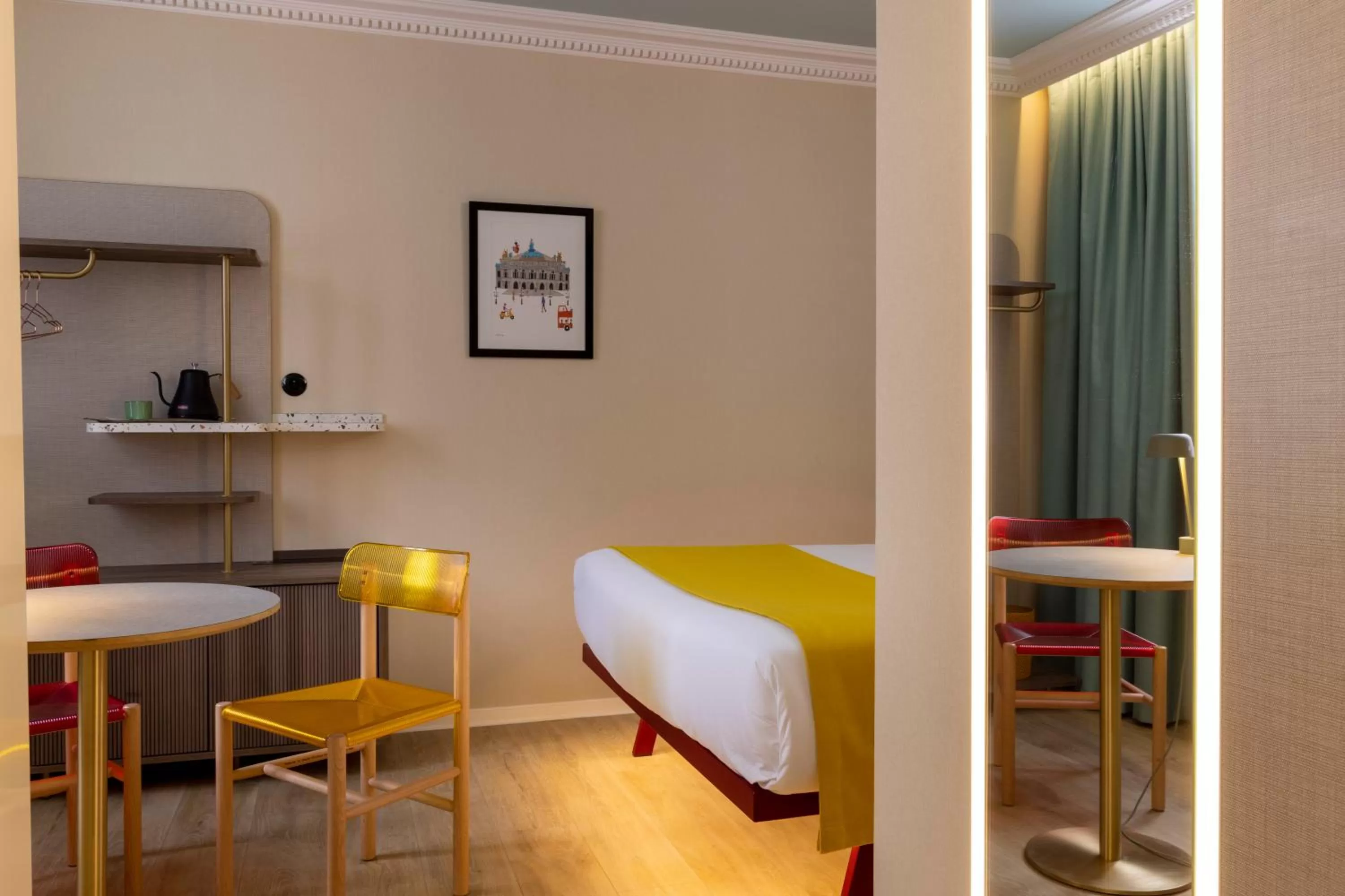 Bedroom, Bed in Hôtel De La Paix