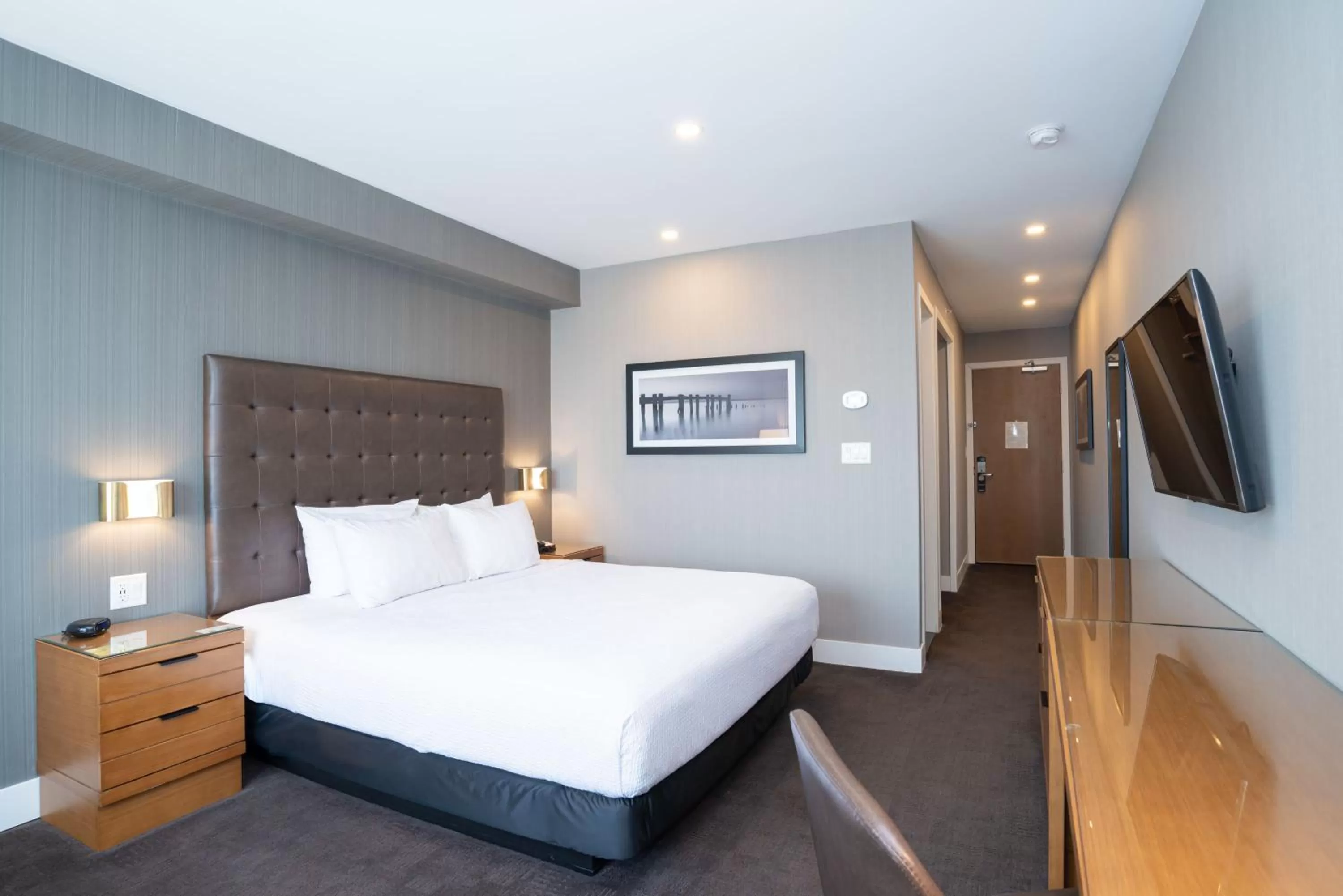 Photo of the whole room, Bed in Sandman Hotel Hamilton