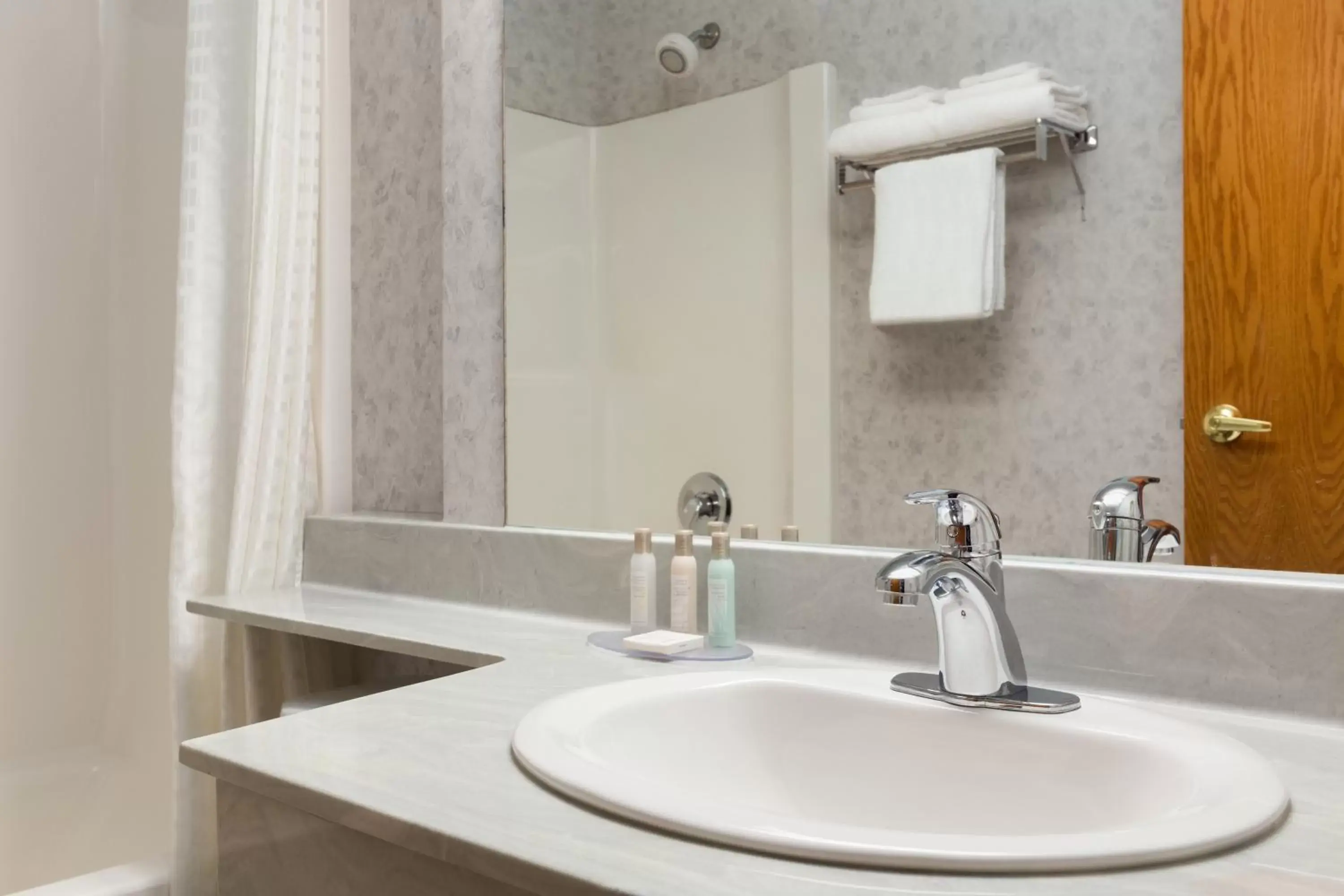 Queen Room - Mobility Access/Non-Smoking in Travelodge by Wyndham Lloydminster Queen Room - Mobility Access/Non-Smoking in Travelodge by Wyndham Lloydminster