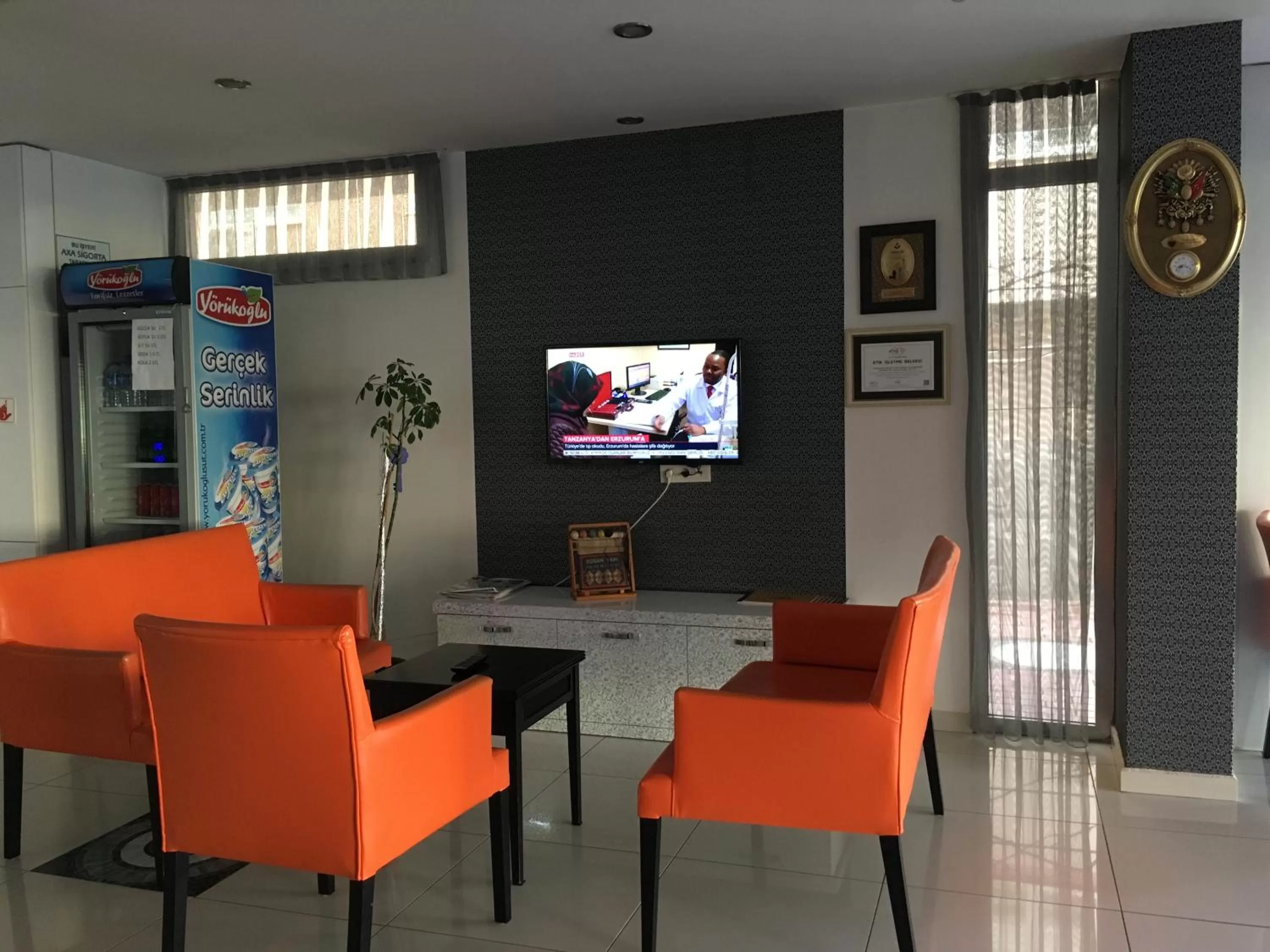 Communal lounge/ TV room, Restaurant/Places to Eat in Mutado Hotel