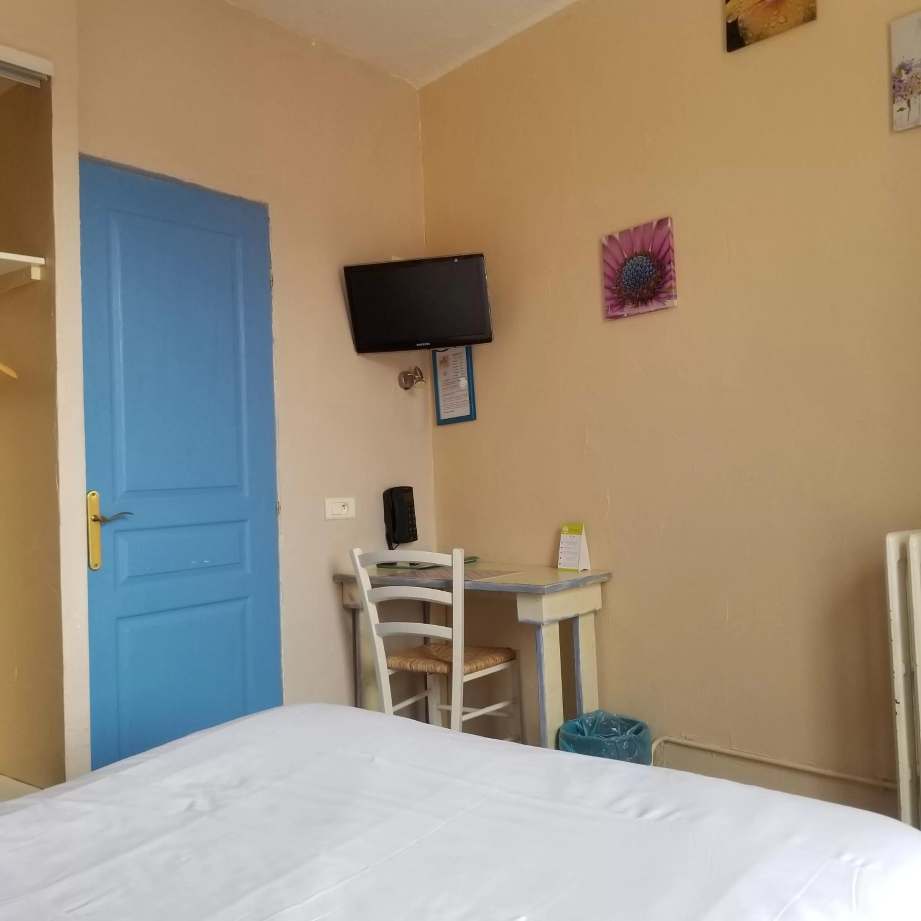 Bedroom, Bed in Logis hôtel du terreau