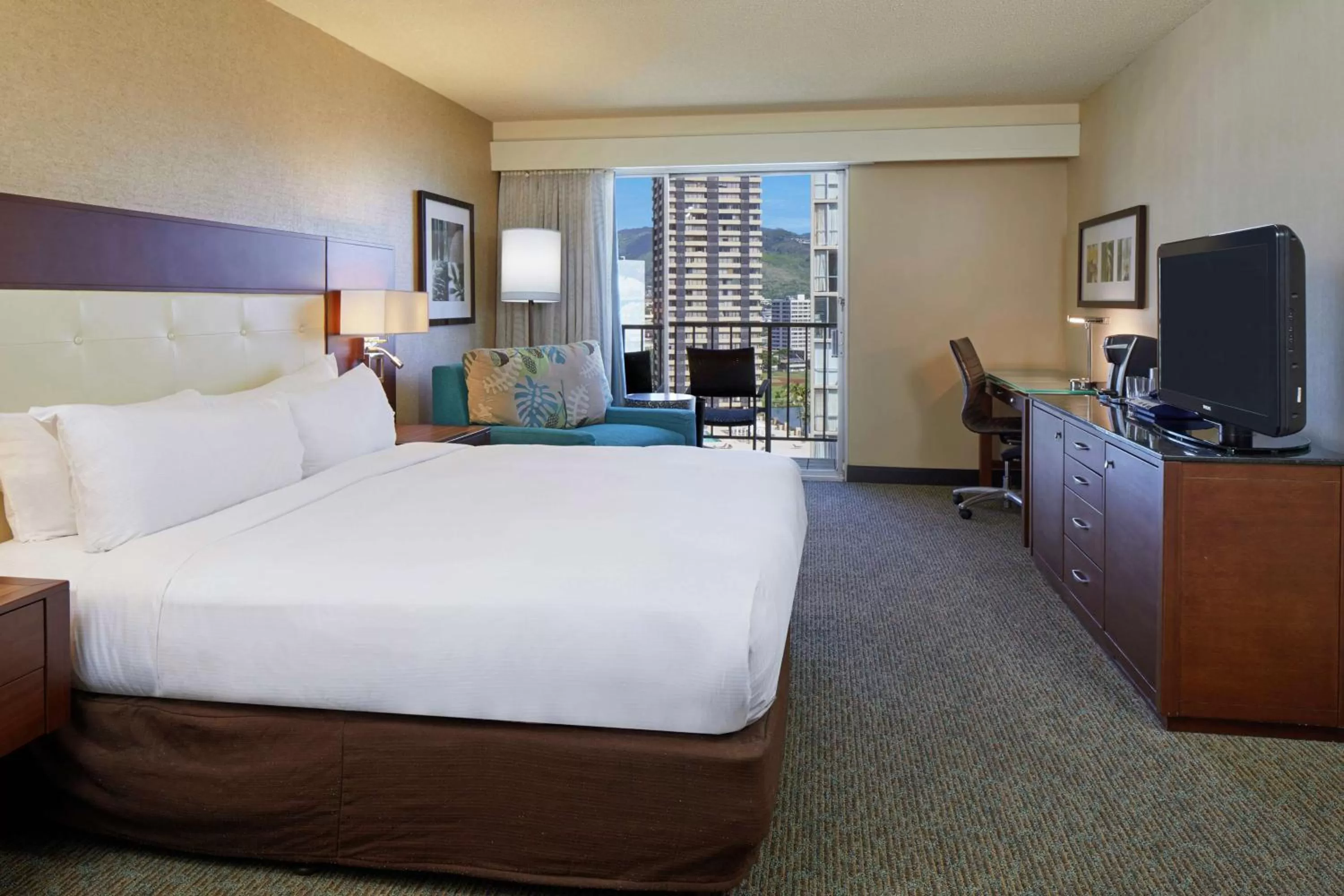 Bedroom, Bed in DoubleTree by Hilton Alana - Waikiki Beach
