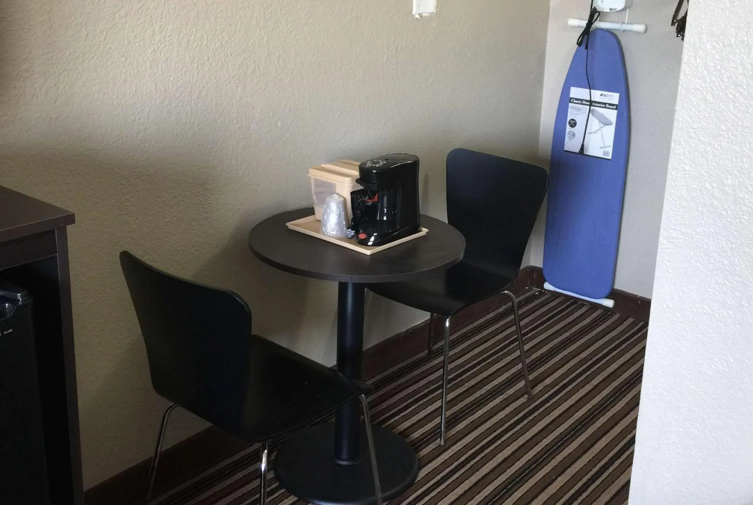 Photo of the whole room in Super 8 by Wyndham Florence