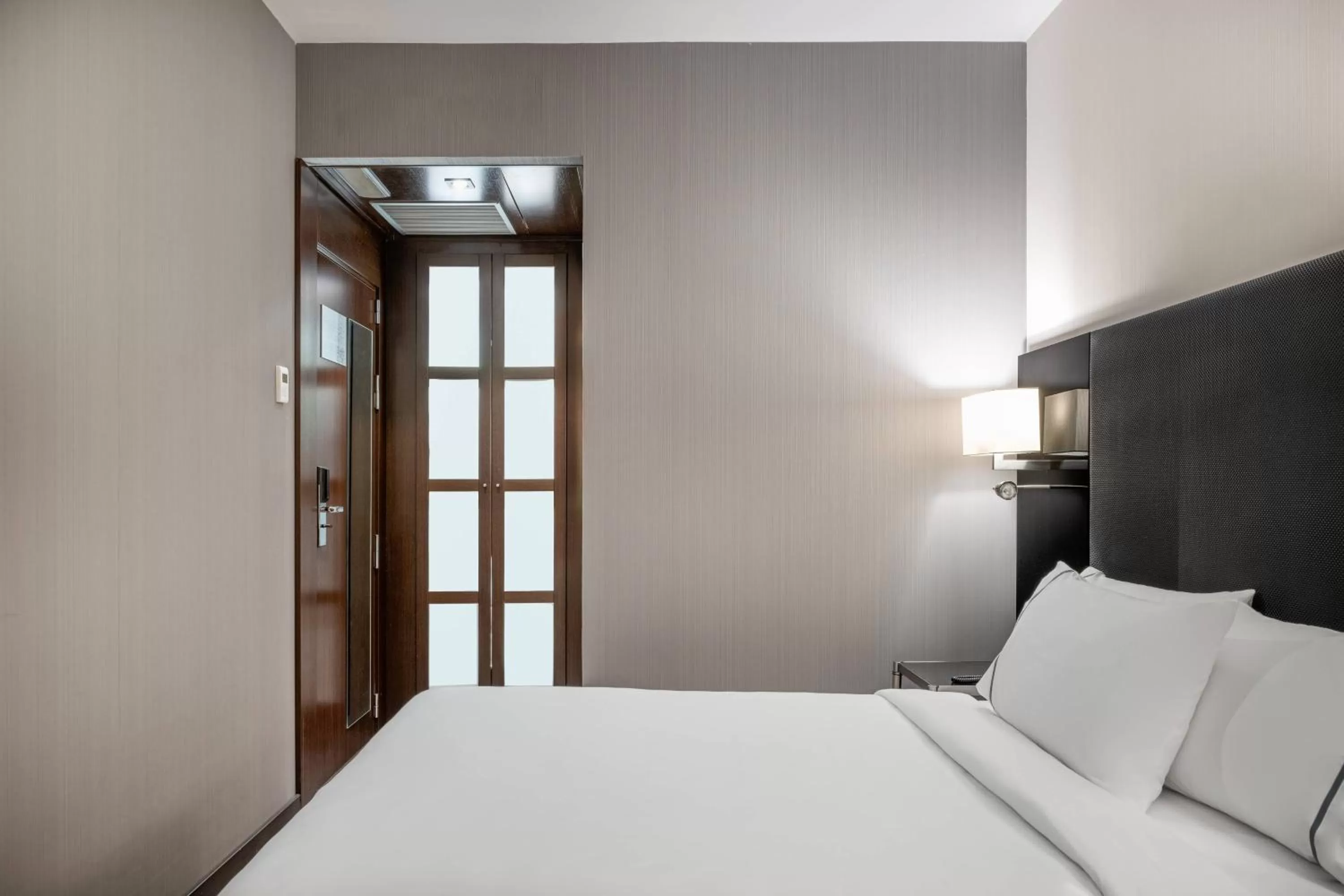 Photo of the whole room, Bed in AC Hotel Palacio Universal by Marriott