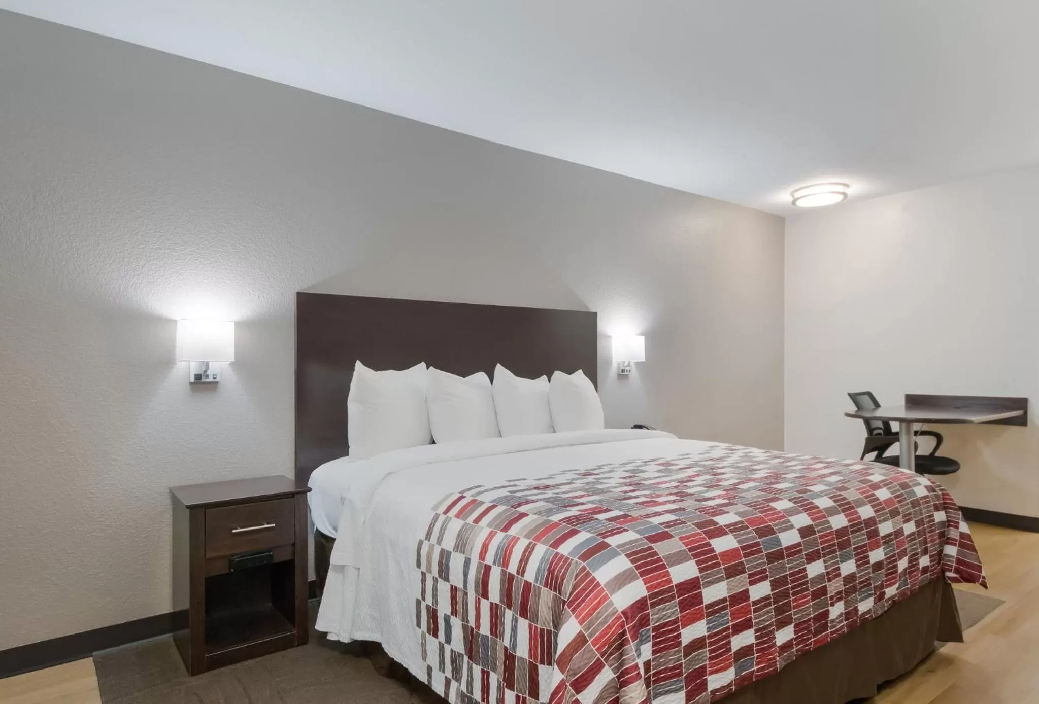 Bedroom, Bed in Red Roof Inn San Antonio - Seaworld Northwest