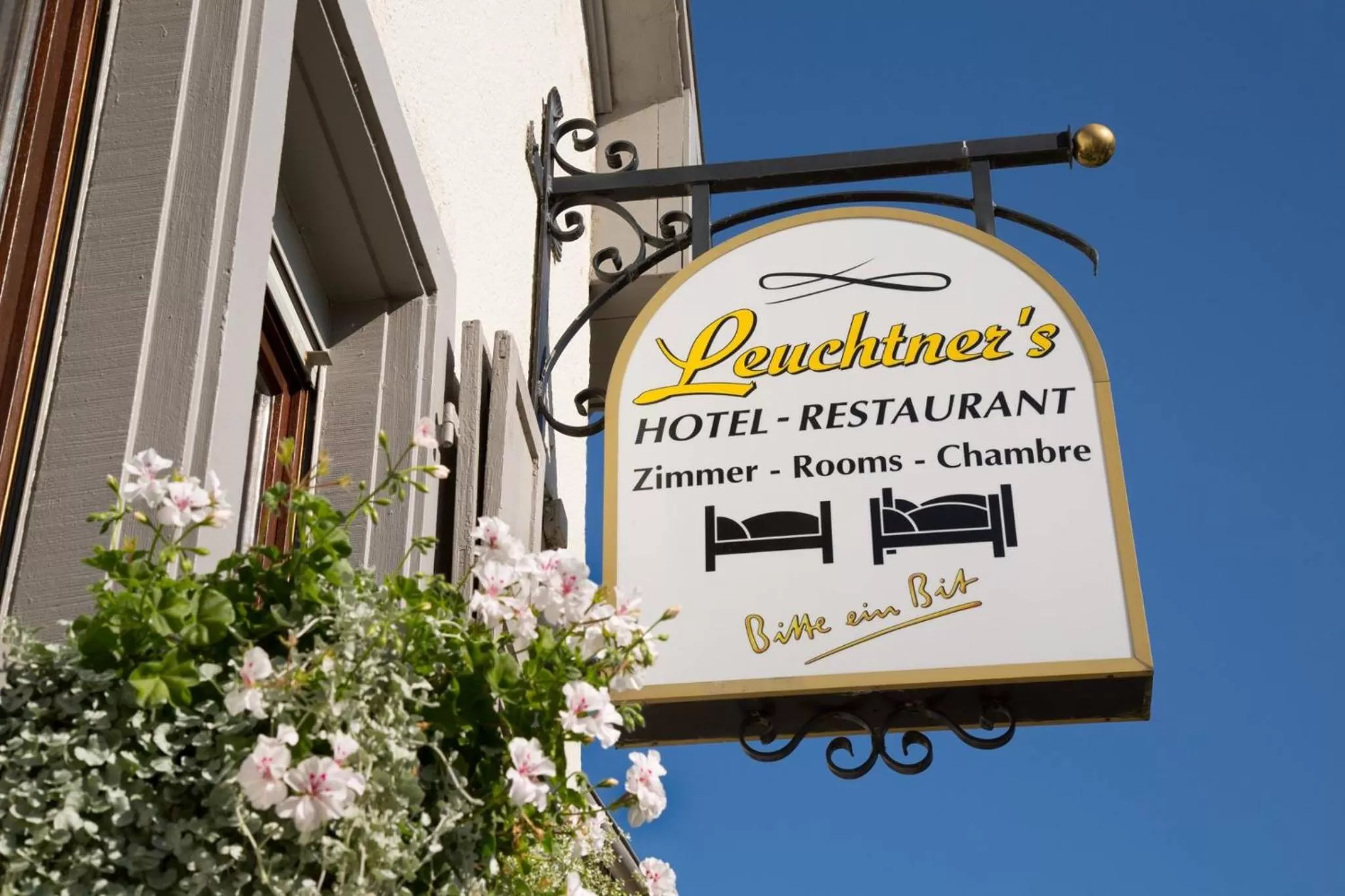 Property building in Leuchtners an der Rennbahn