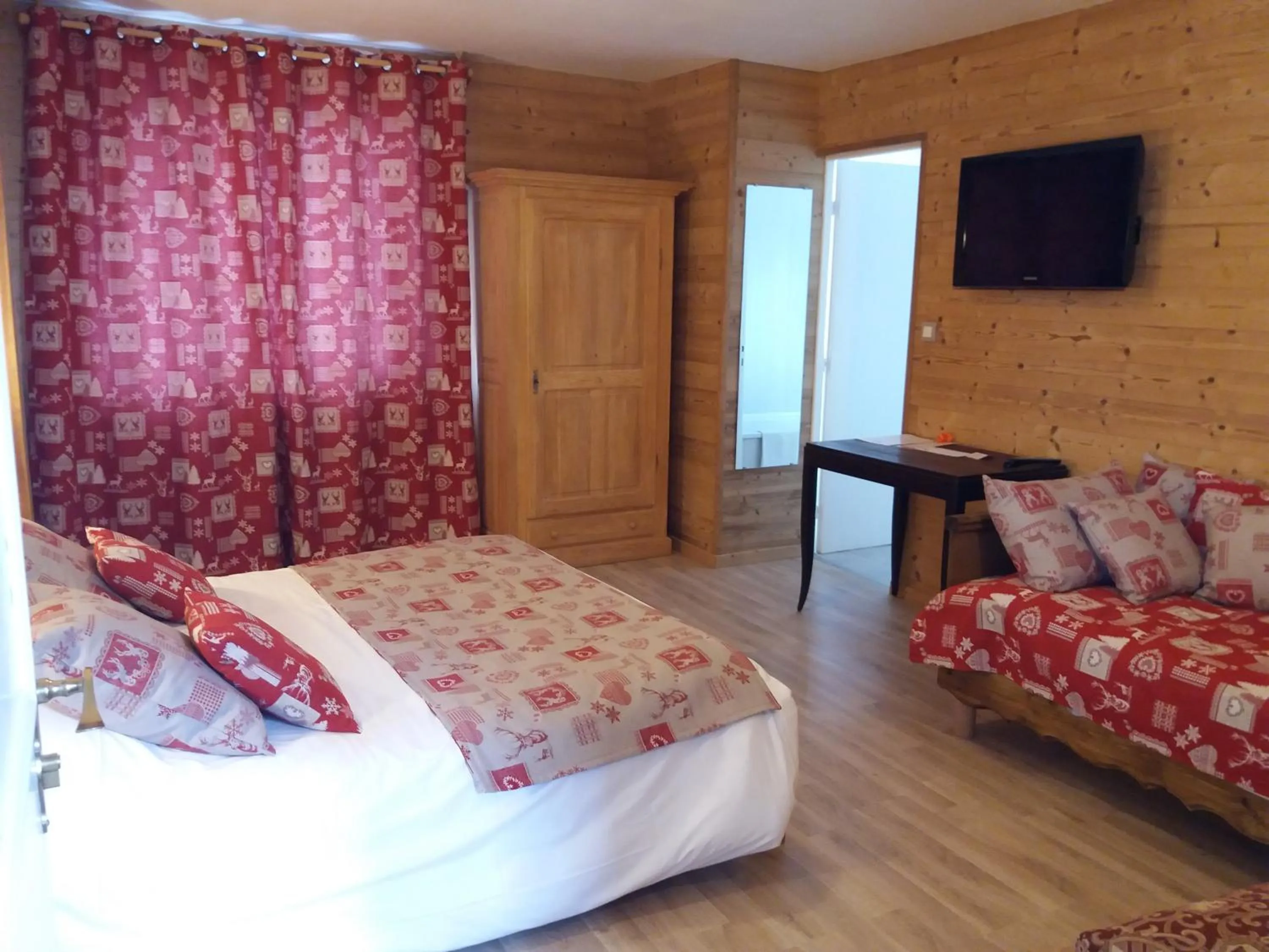 Photo of the whole room, Bed in Hôtel De La Paix