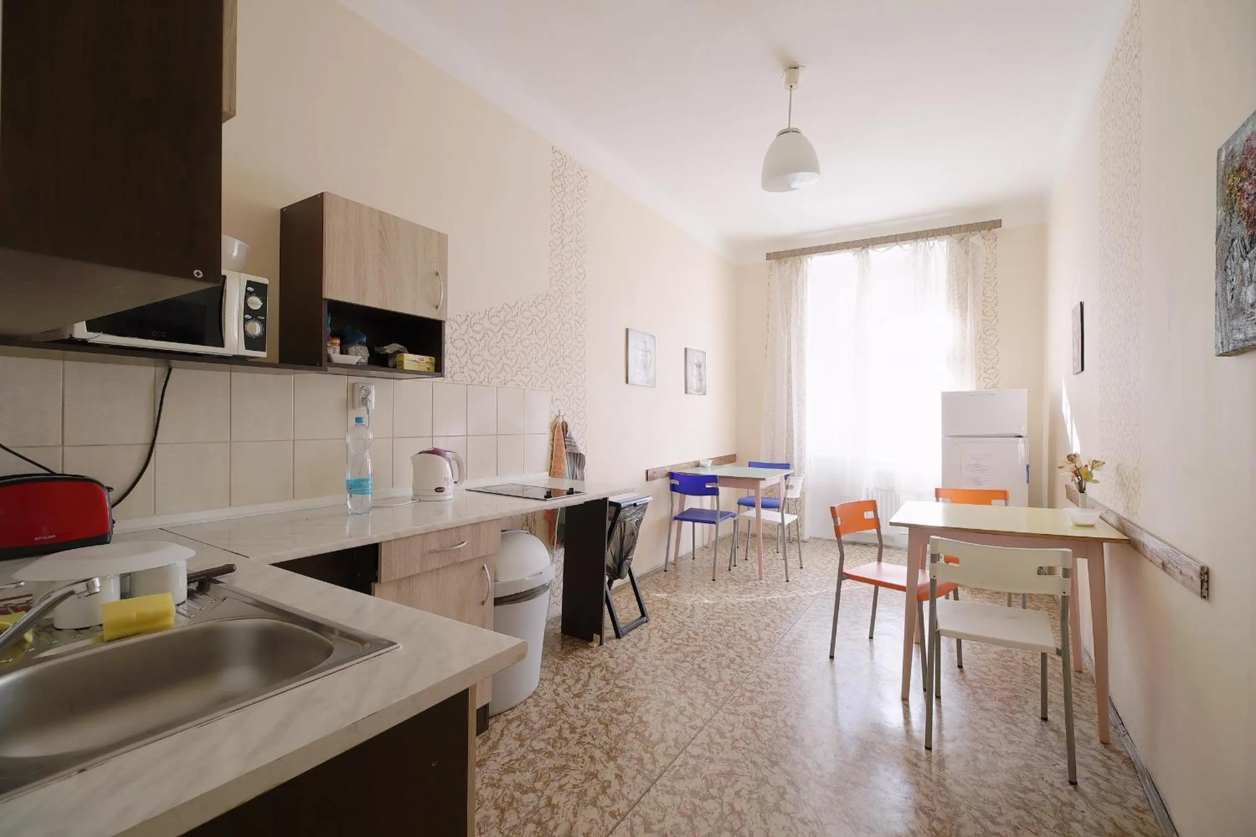 Communal kitchen in Hostel Dakura