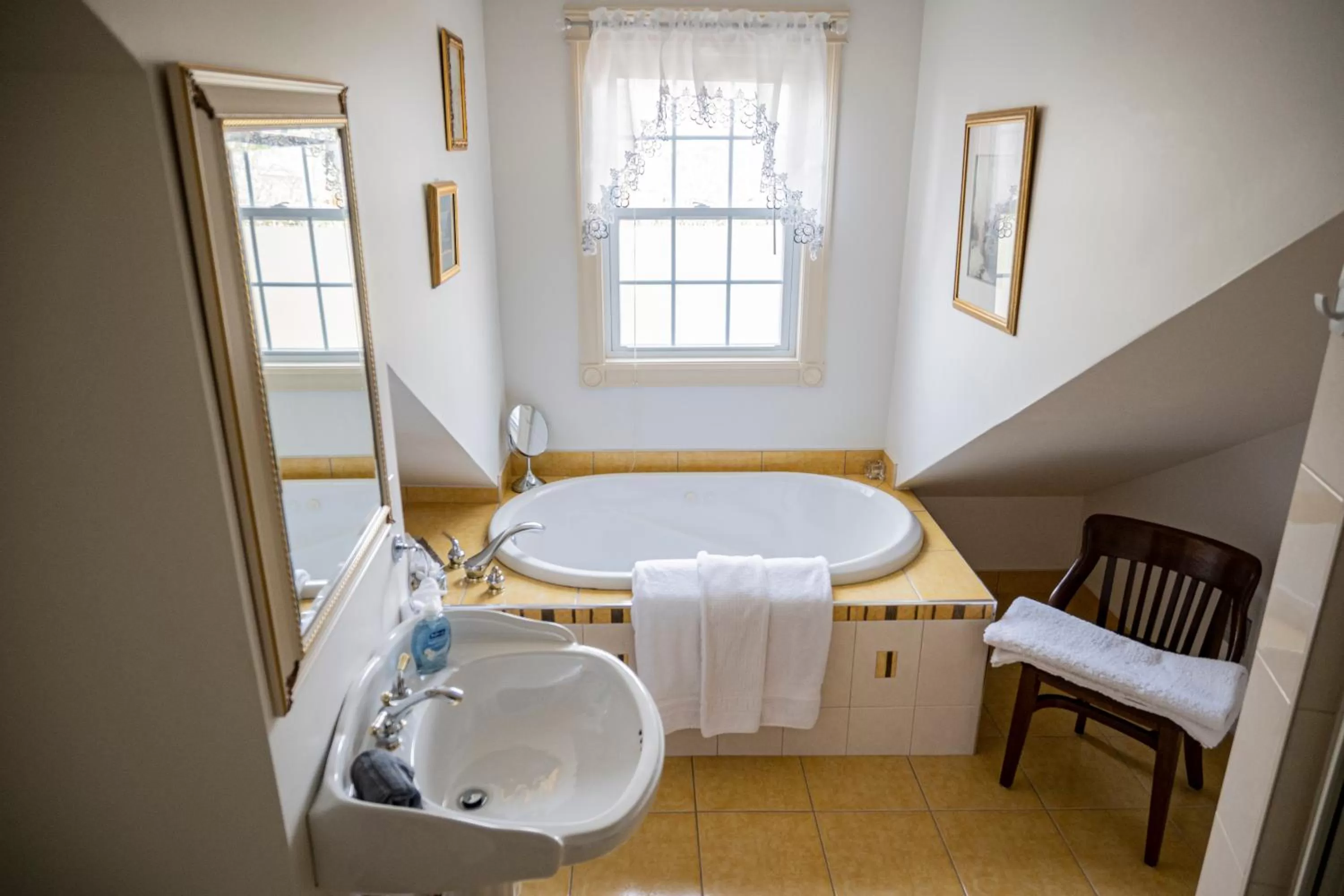 Bathroom, Bed in Belle View Manor Inn