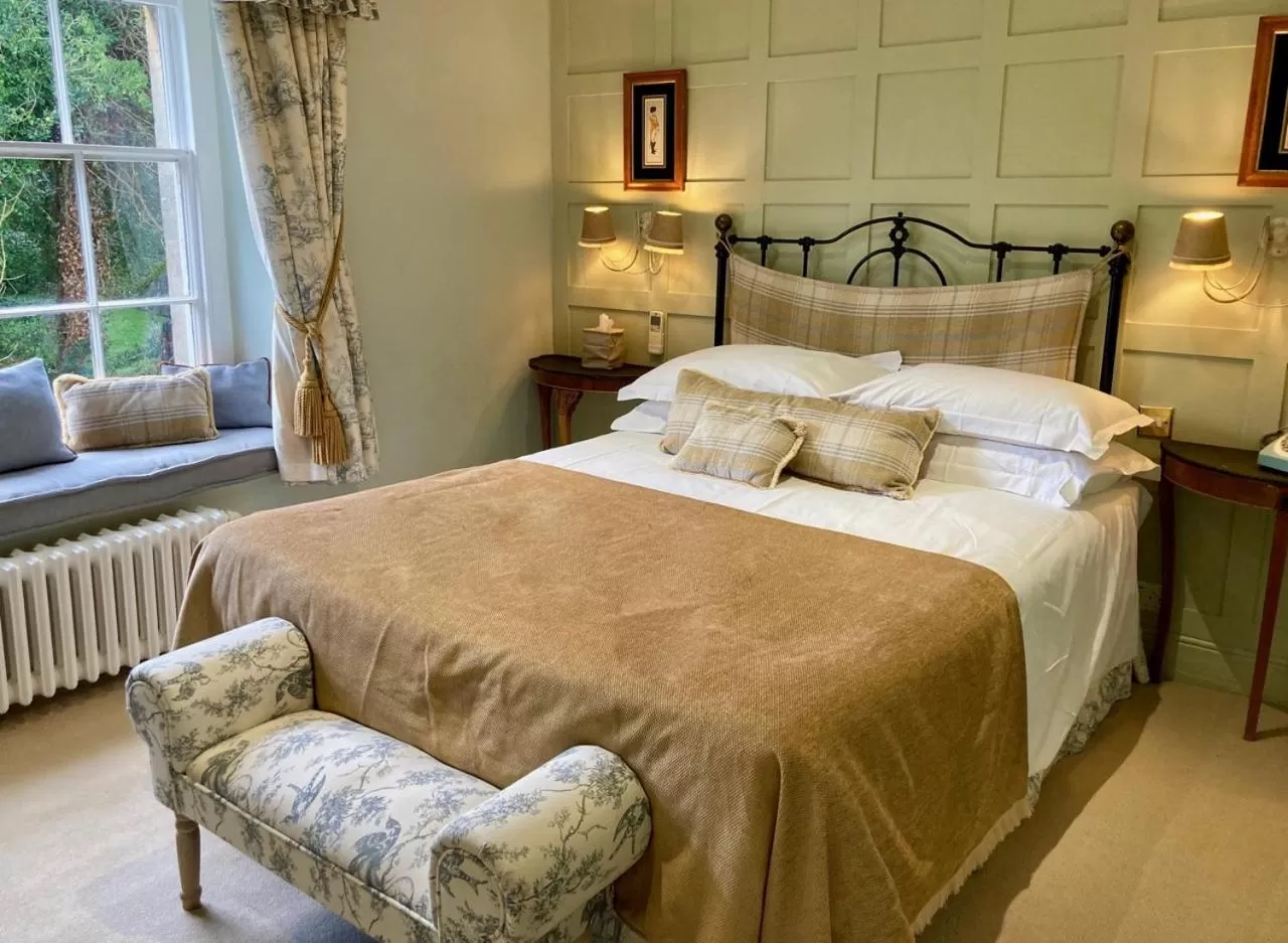 Bed in Burleigh Court Hotel