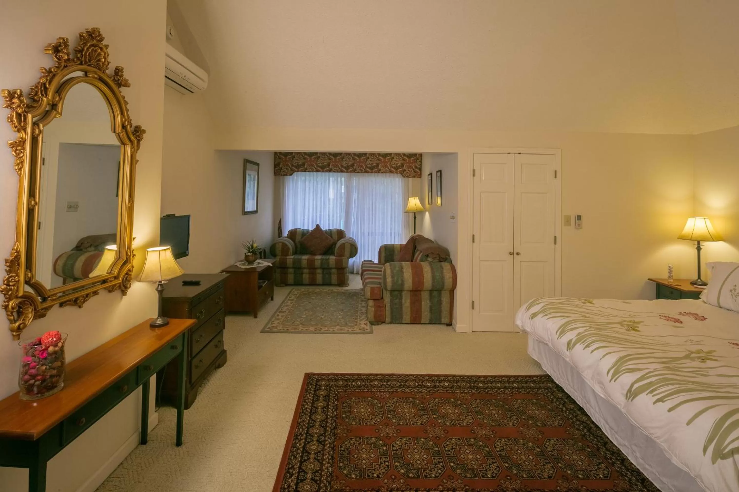 Bed in Taylor House Inn