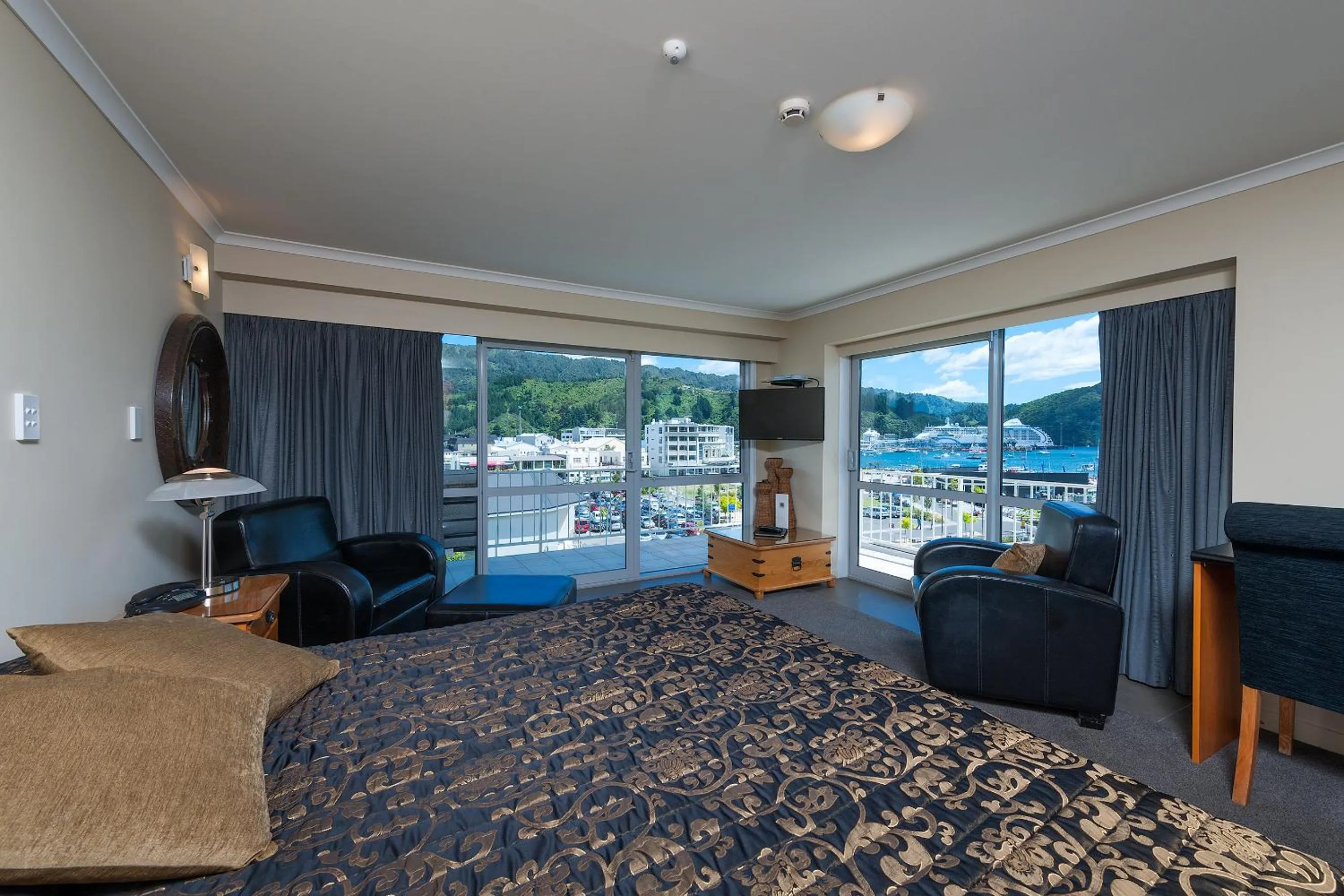 Photo of the whole room, Bed in Beachcomber Inn Picton