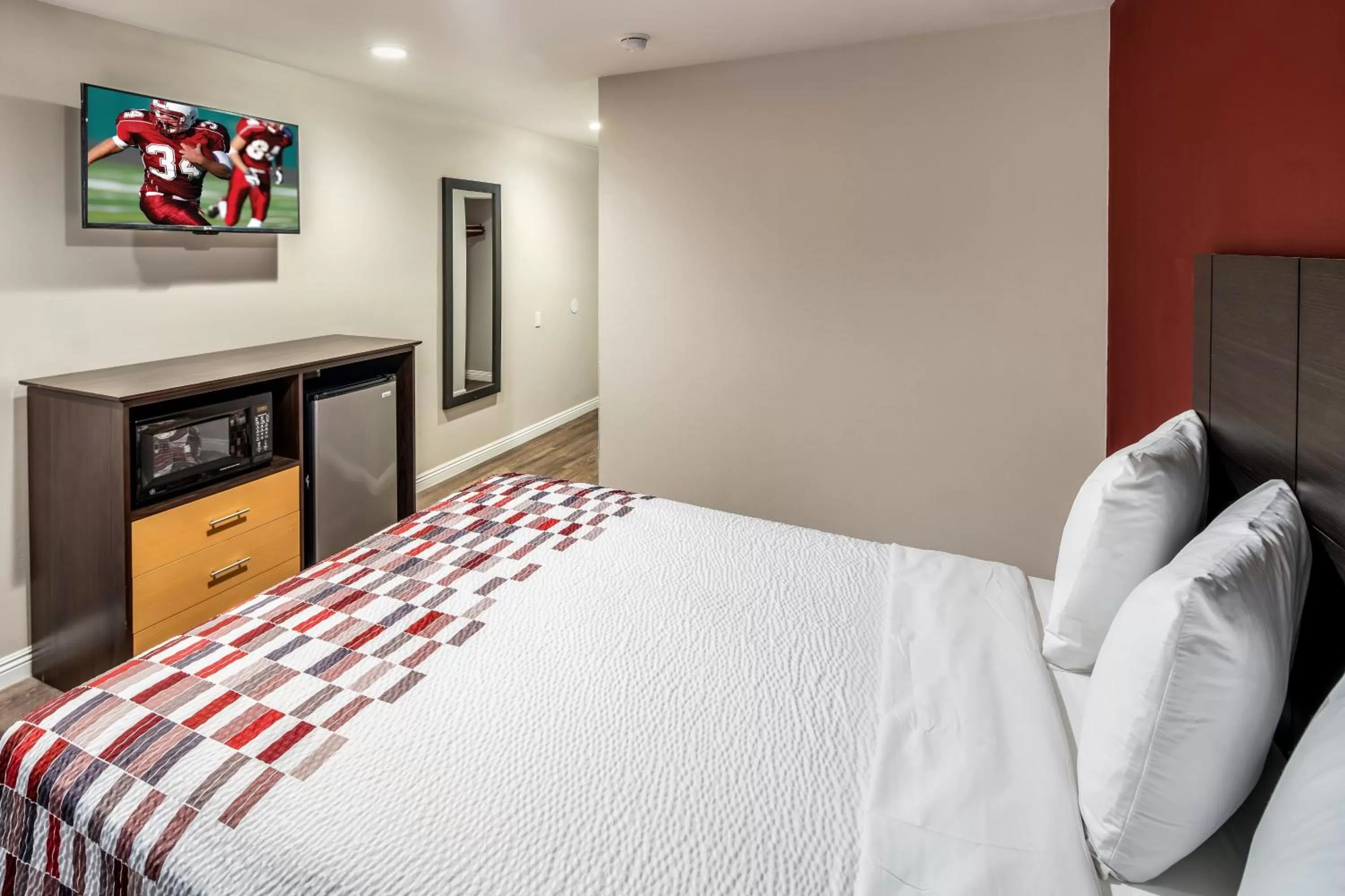 Photo of the whole room, Bed in Red Roof Inn St George, UT - Convention Center