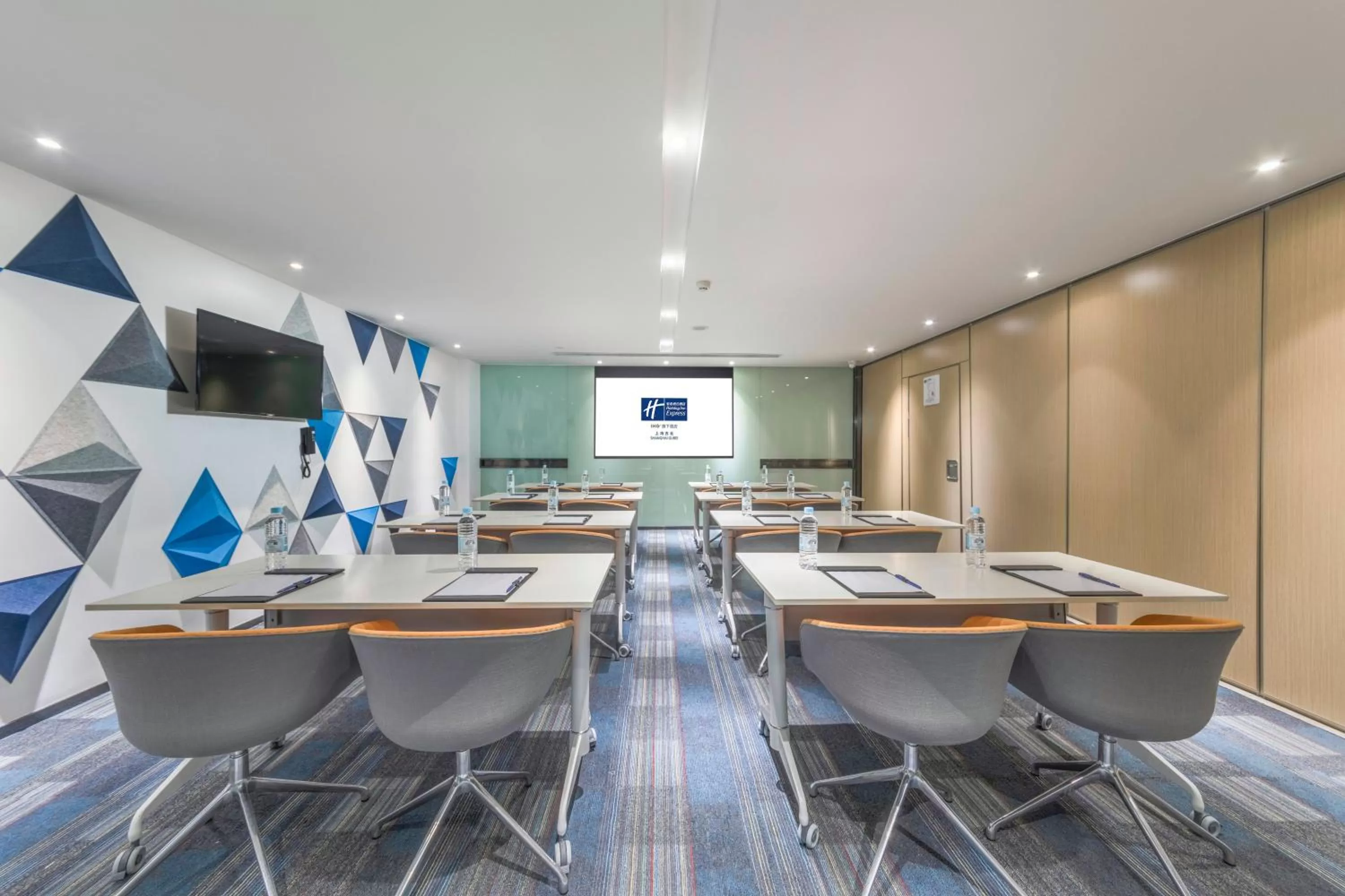 Meeting/conference room in Holiday Inn Express Shanghai Gubei by IHG