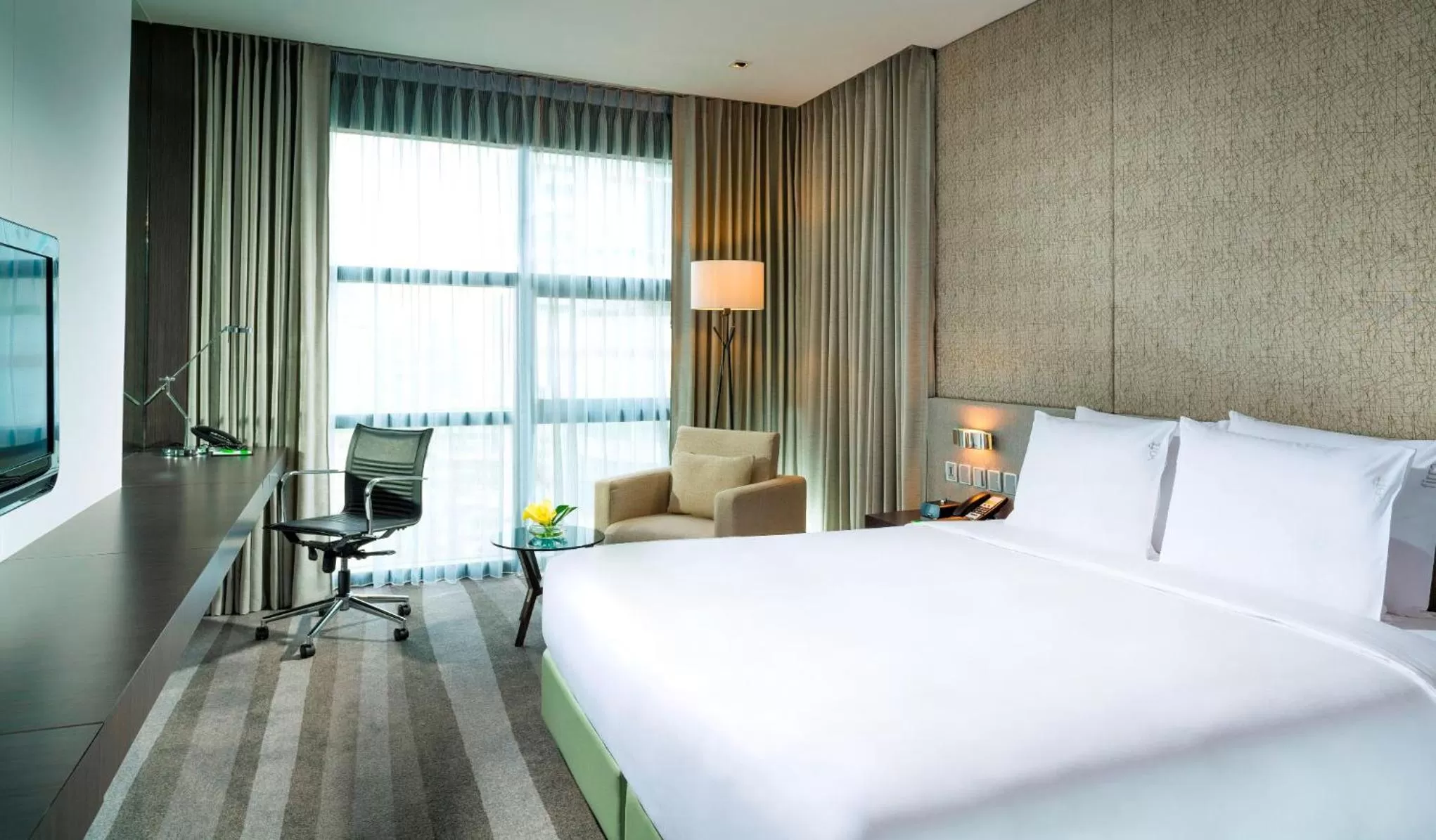 Bedroom, Bed in Holiday Inn Bangkok Sukhumvit by IHG