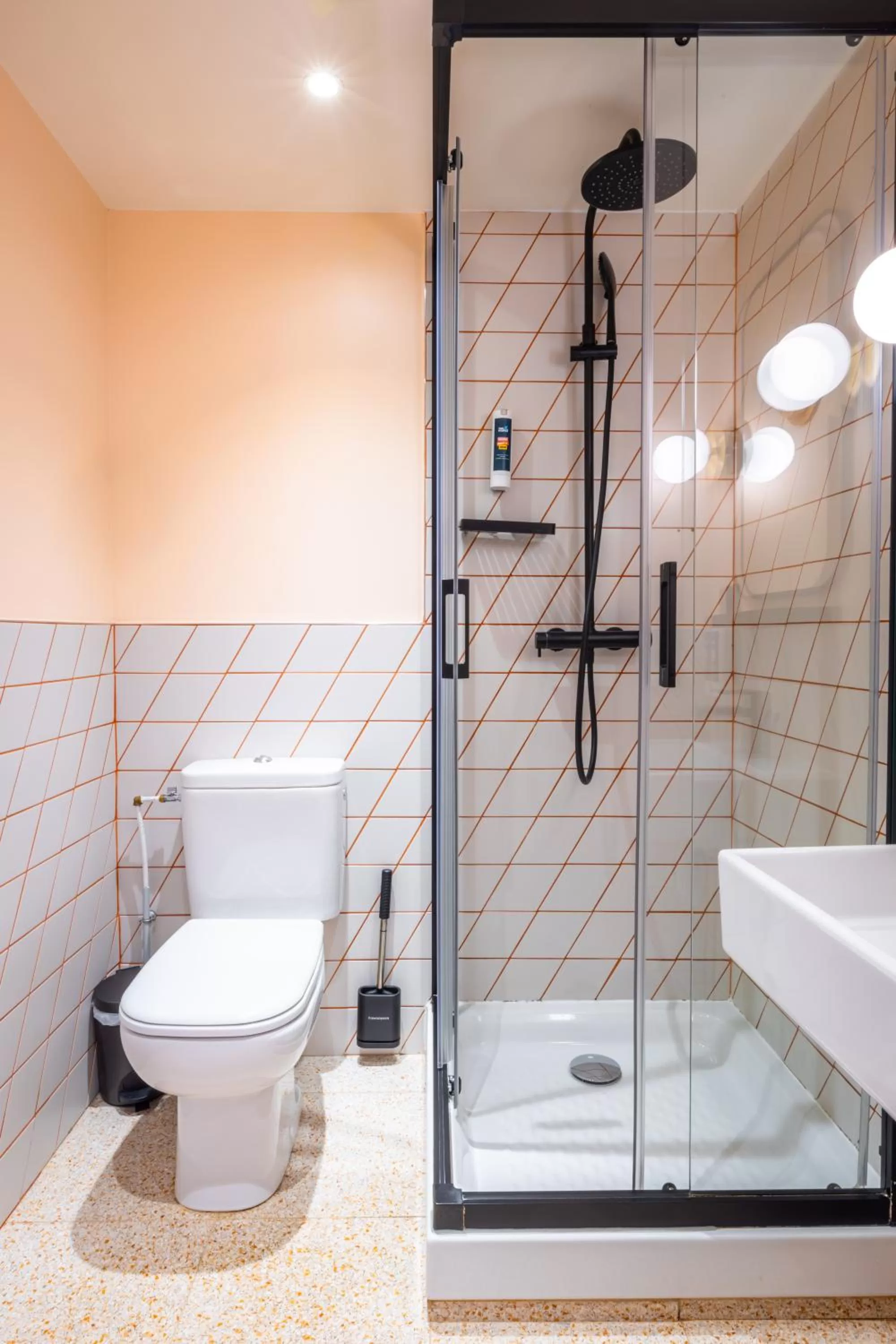 Shower in The People - Paris Nation