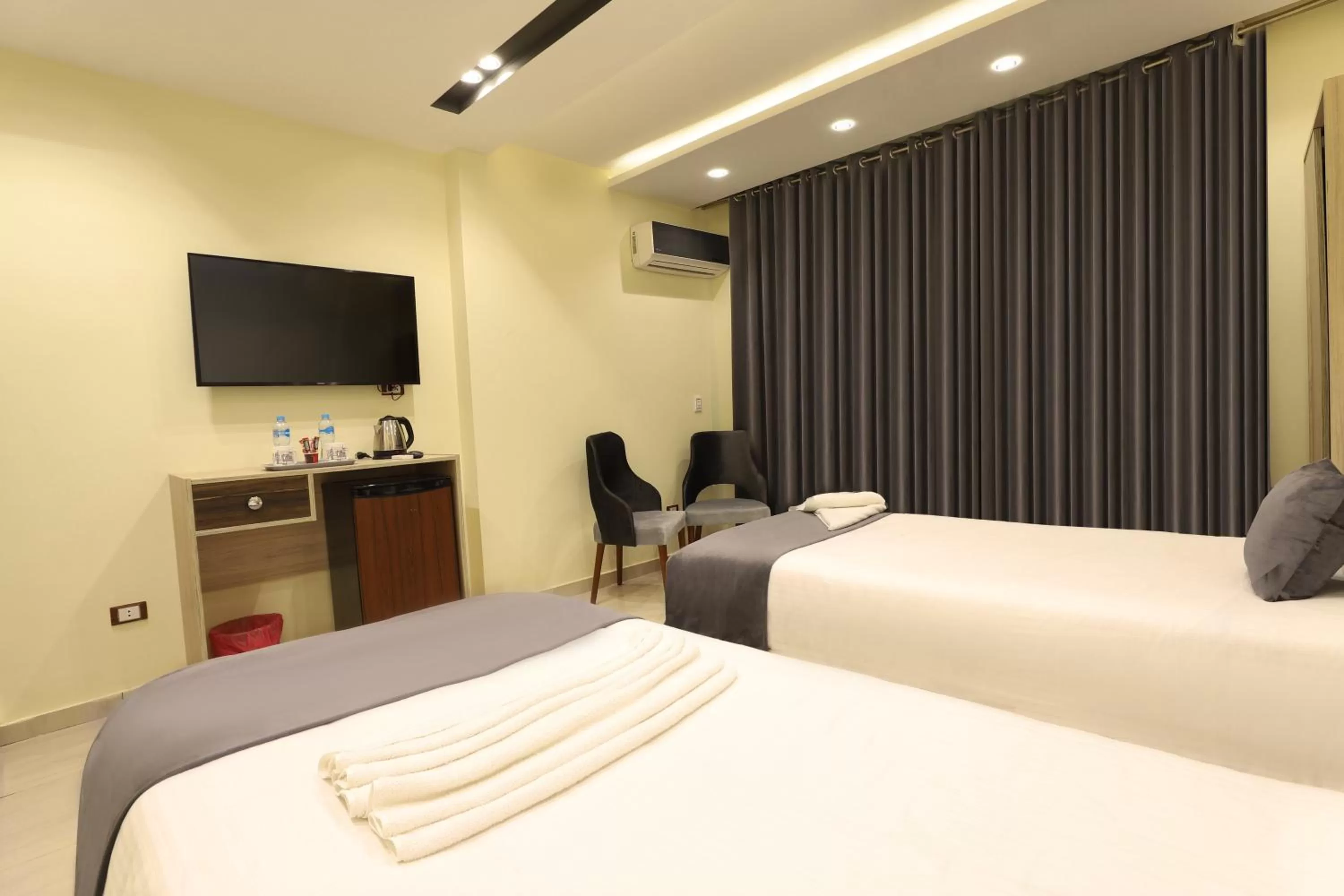 Communal lounge/ TV room, Bed in Brothers Pyramids View Hotel