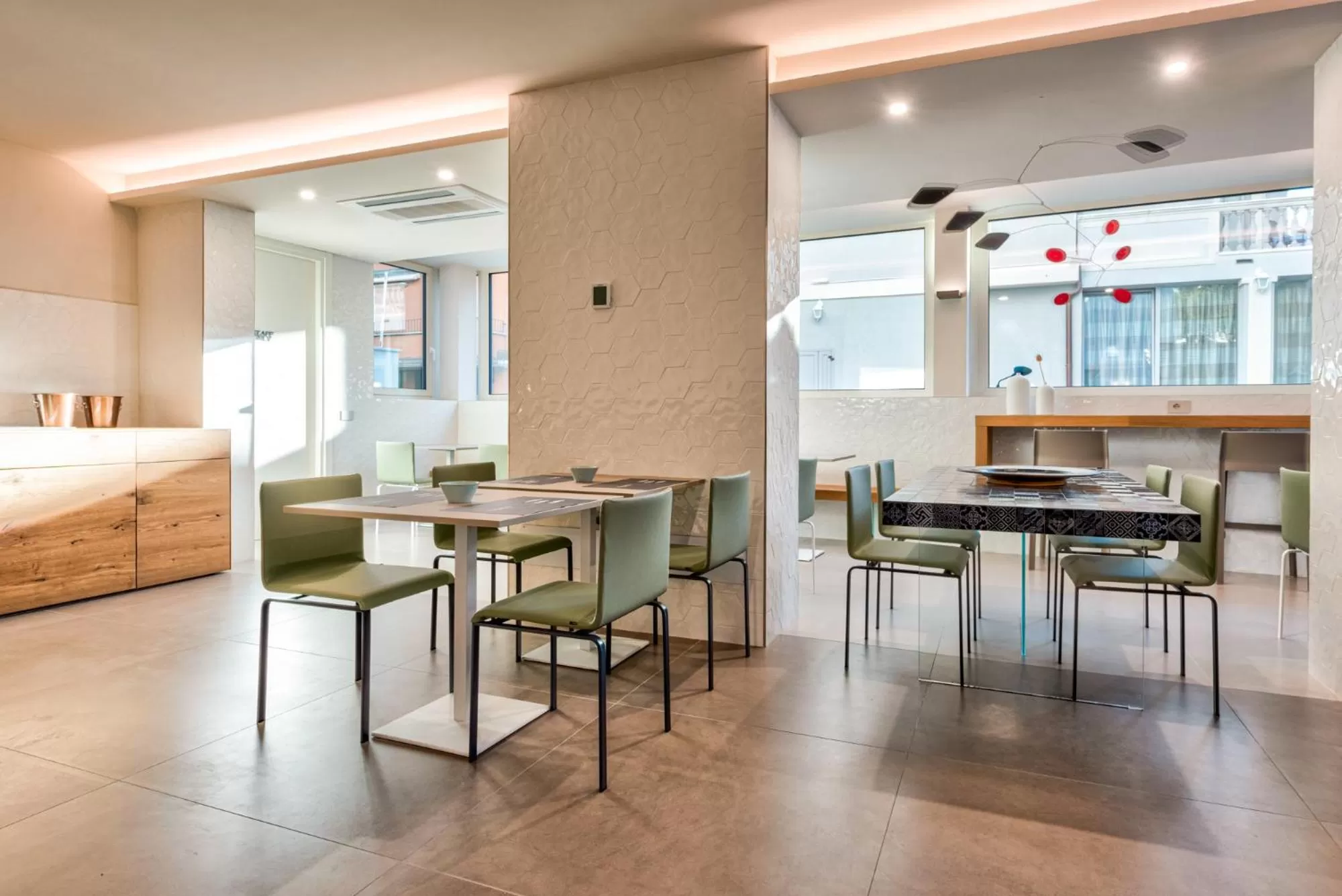 Restaurant/places to eat in Open Hotel