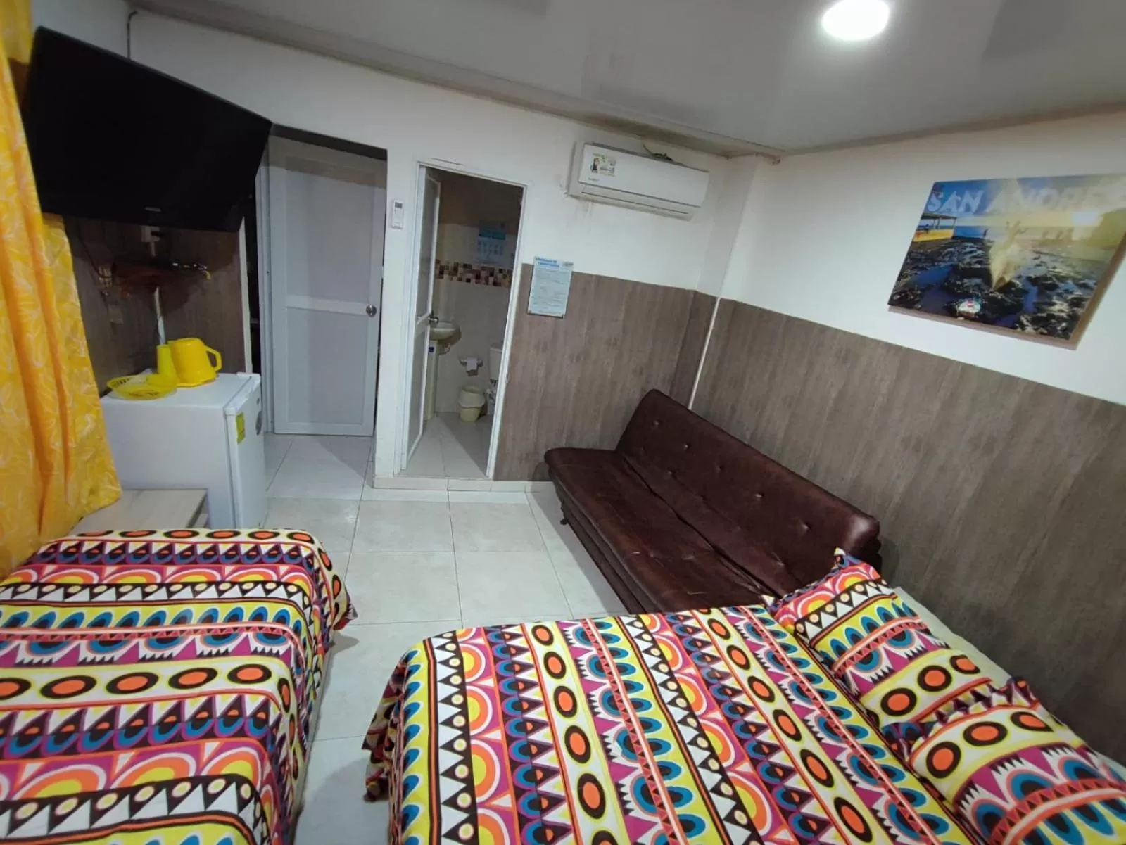 Bed, TV/Entertainment Center in Jackson House Inn